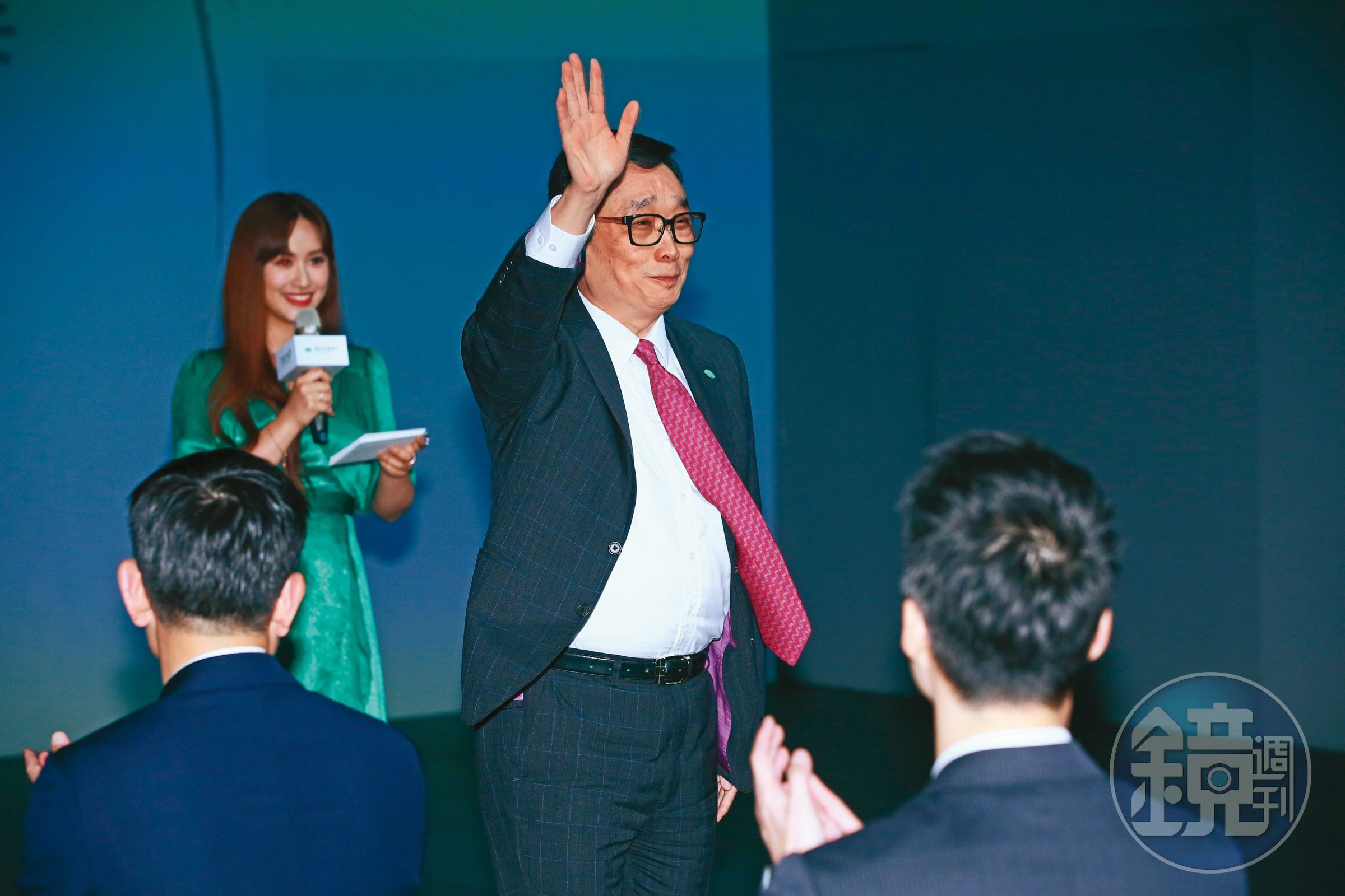 2017年郭明鑑（右）接任國泰世華銀行董事長。
