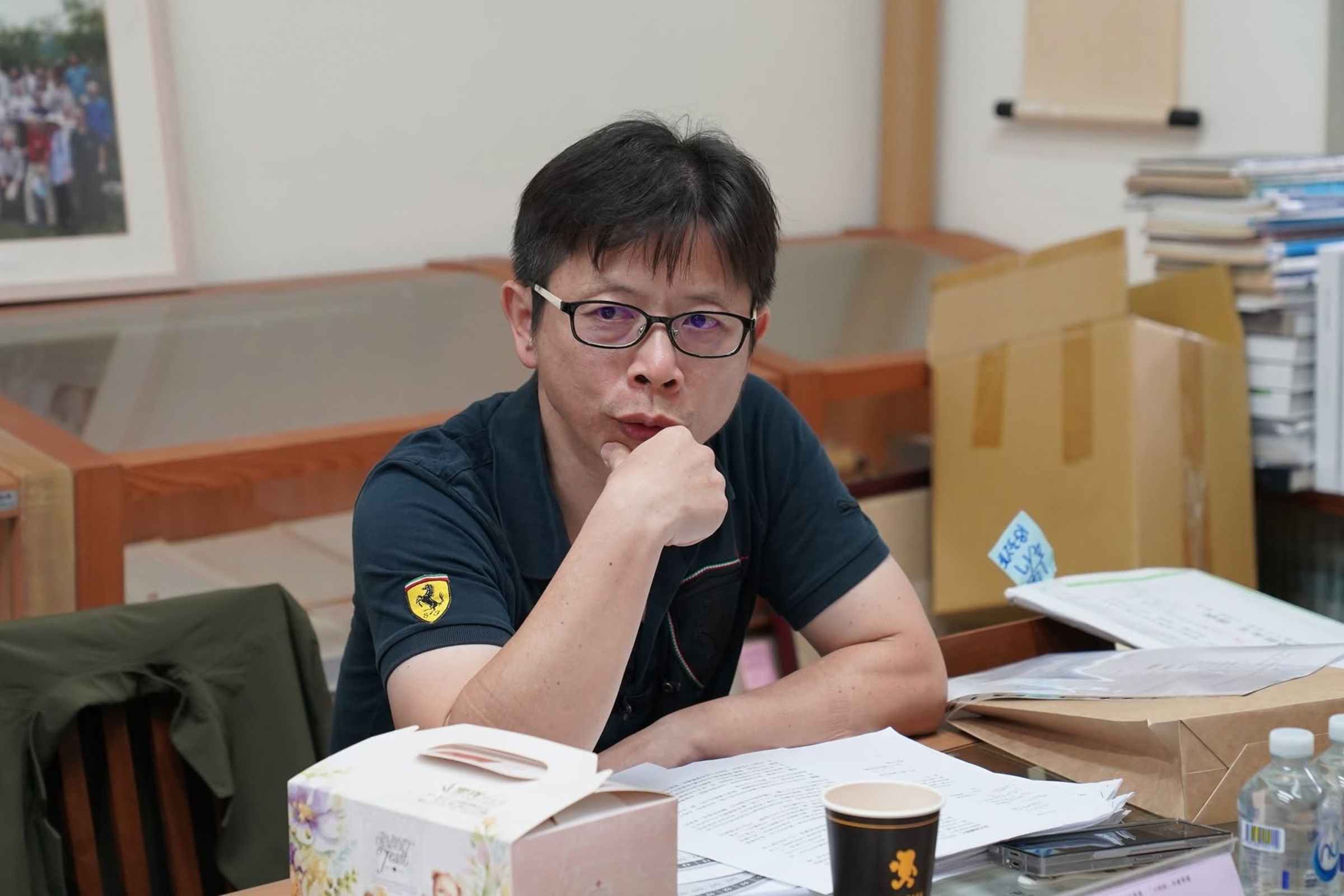 作家許榮哲為課堂上表演欲噴發、踢翻女學生桌子發文道歉。(翻攝自FB@許榮哲)