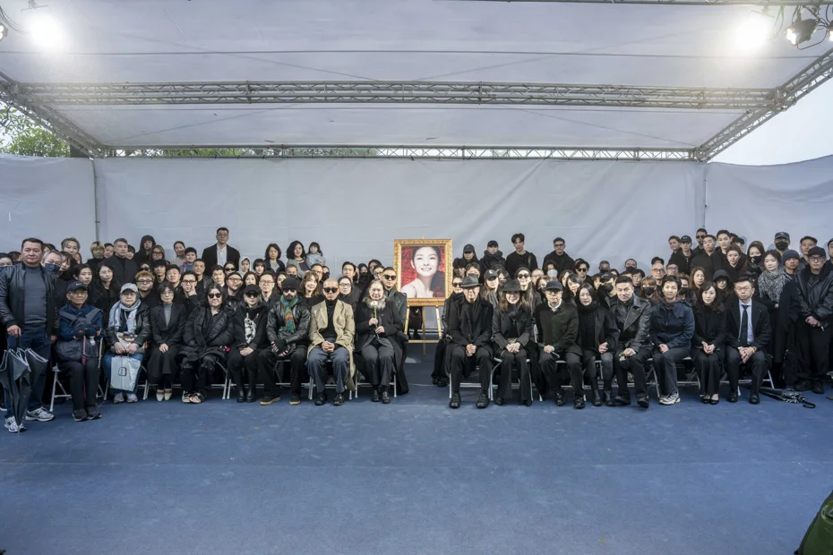 大S紀念追思會全體親友合影，遺照也首曝光。（經紀人提供）