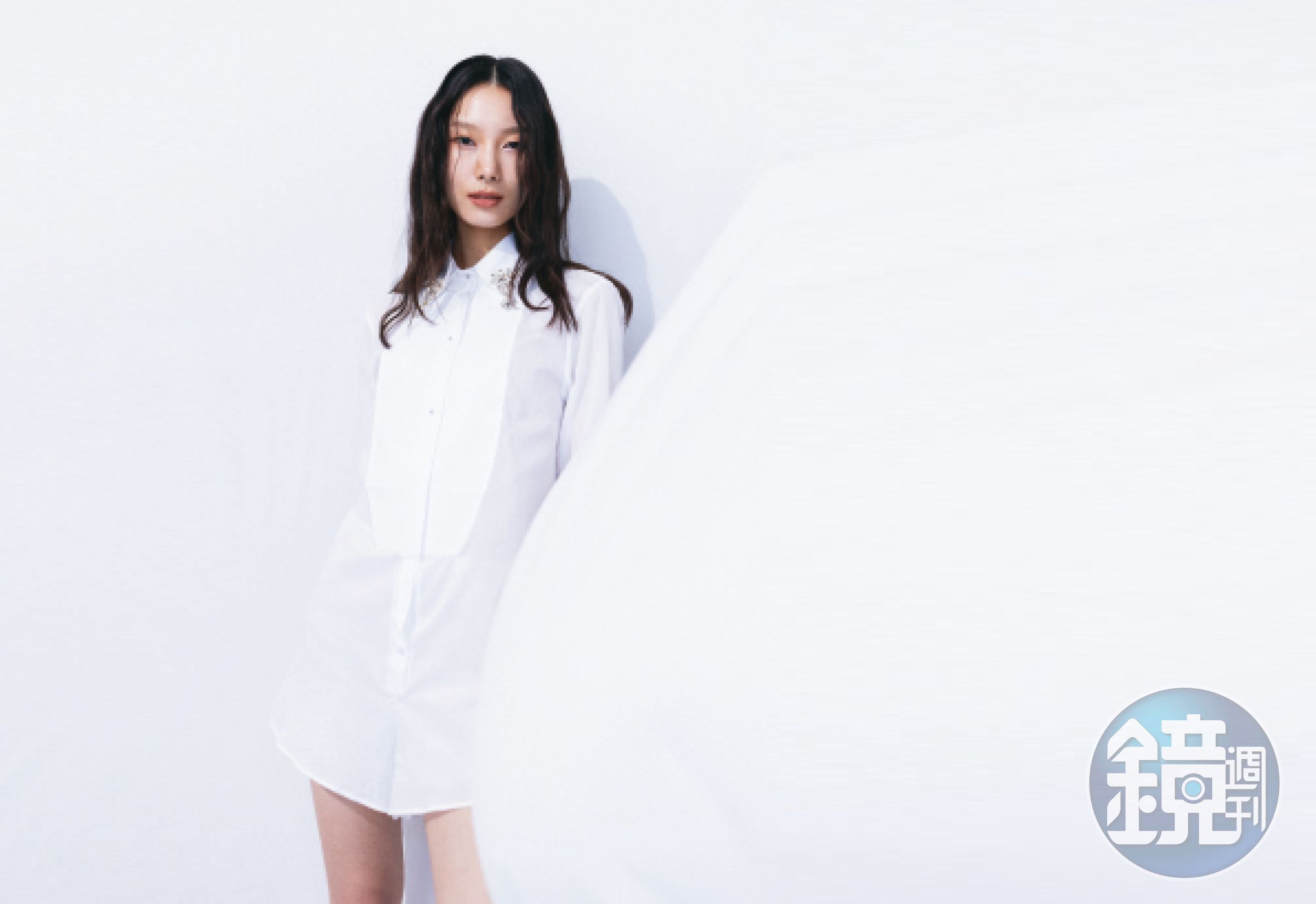 白色水晶裝飾晚宴長版連身短褲套裝 NT$95,000 by PRADA