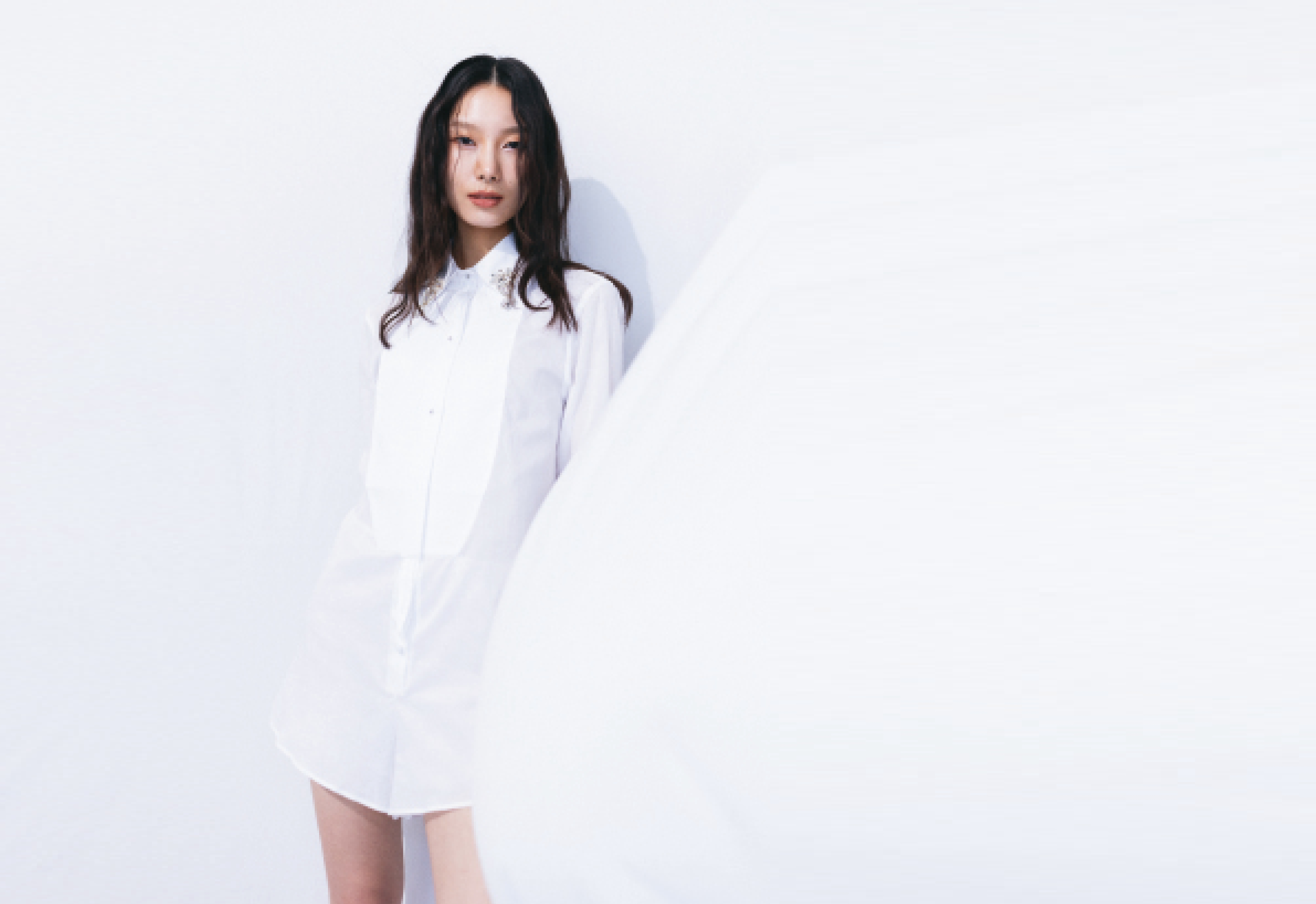 白色水晶裝飾晚宴長版連身短褲套裝 NT$95,000 by PRADA