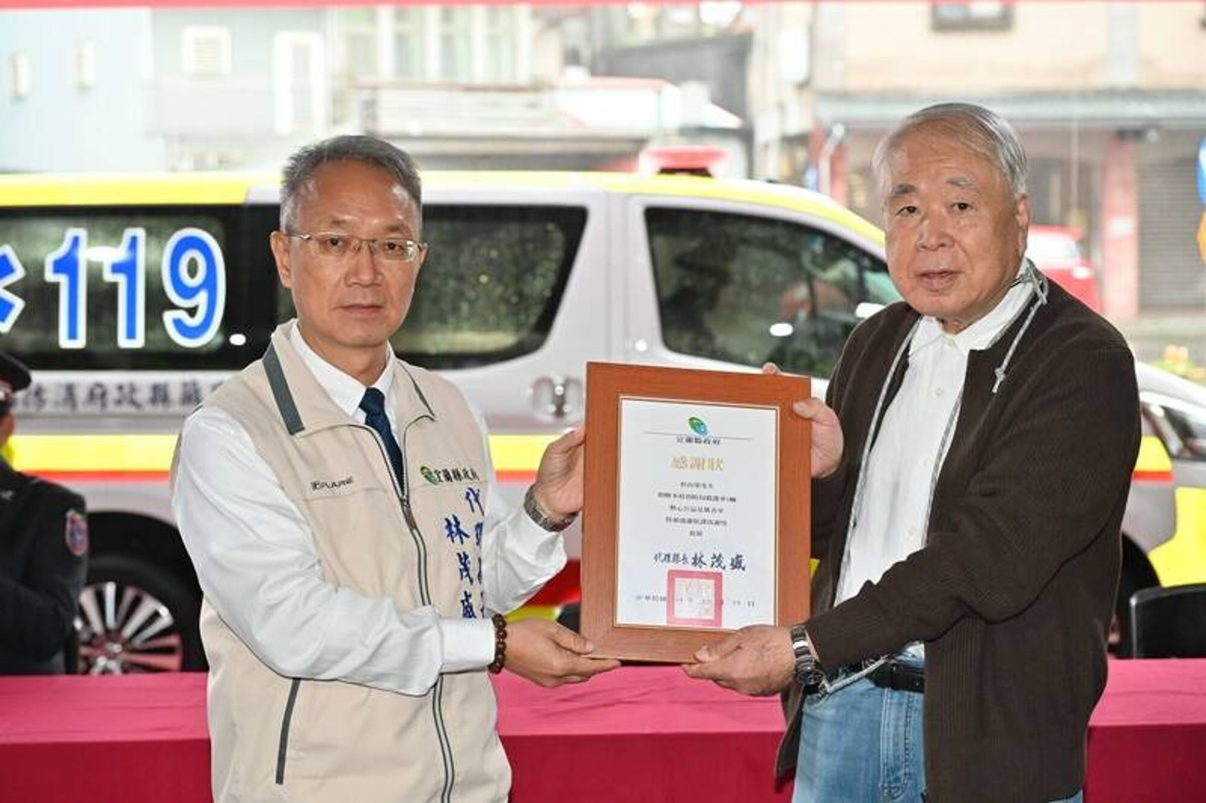 日籍人士杉山榮先生慷慨捐贈一輛價值將近400萬元的全新救護車予宜蘭縣消防局。(宜蘭縣政府提供)