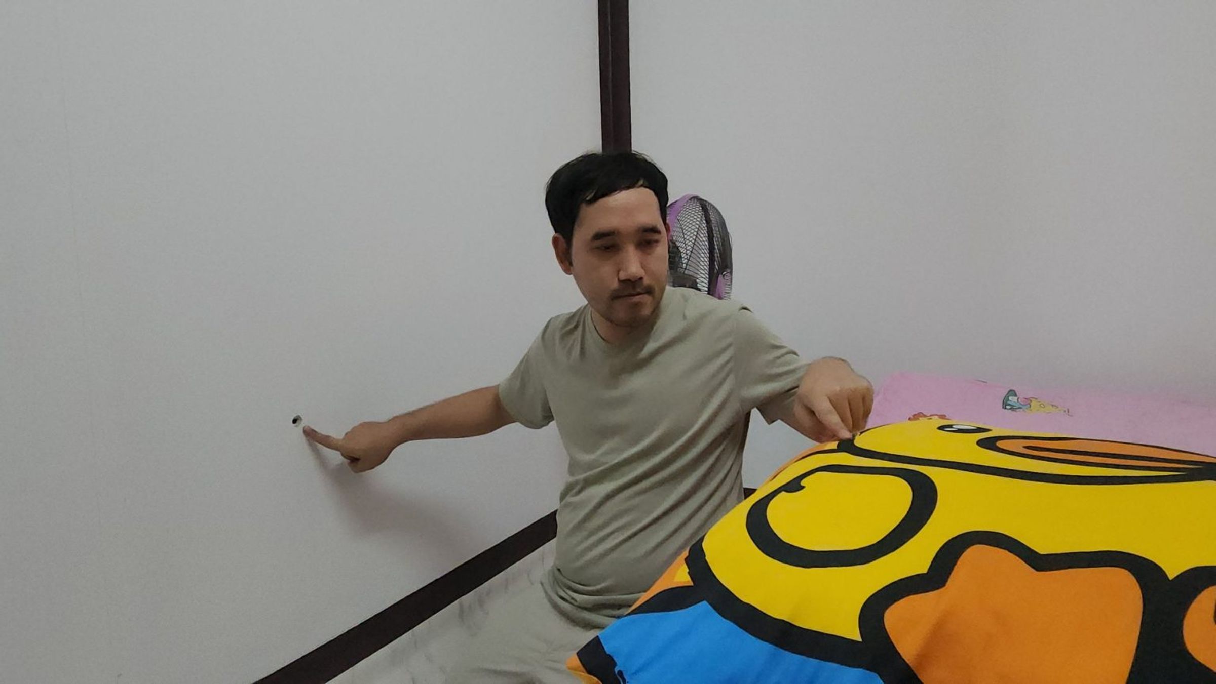 泰國一名男子日前在家中睡覺時，突有2顆子彈射入臥室，其中1顆更擊中他使用的枕頭。（翻攝自Talk News Online）