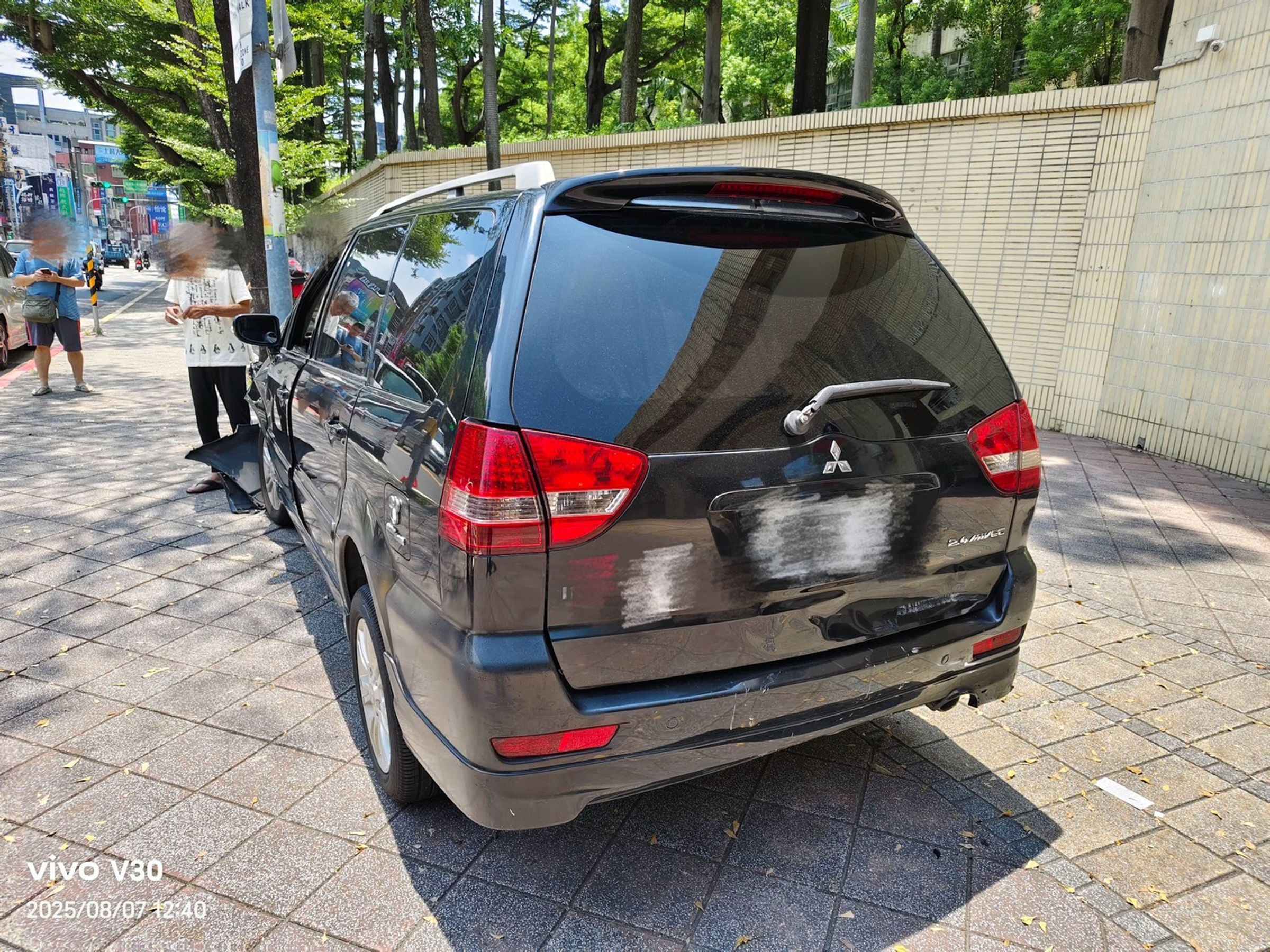 車禍事故發生在國中門口,讓許多暑輔放學的師生受到不少驚嚇。(翻攝畫面)
