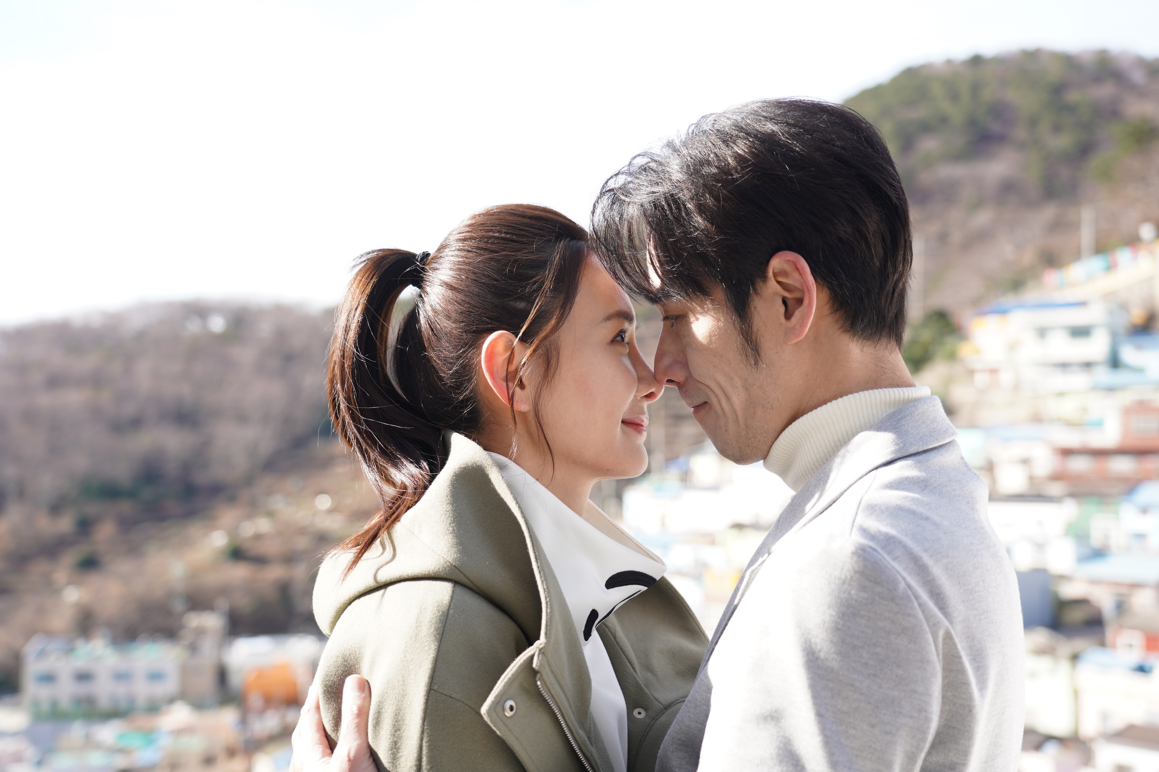 安心亞和黃騰浩在釜山拍新戲《女孩上場2》求婚戲碼。（客家電視台/魔幻時刻電影）