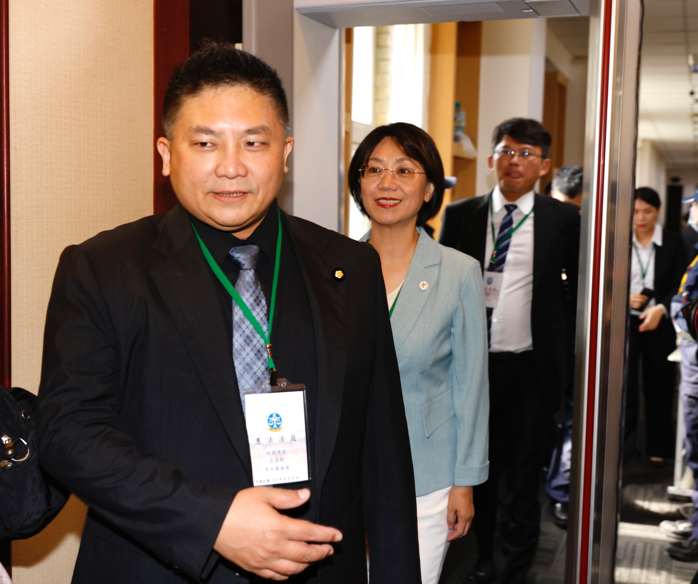 國民黨立委吳宗憲、翁曉玲、民眾黨立委黃國昌等主張修法的在野立委,代表立法院出席言詞辯論。