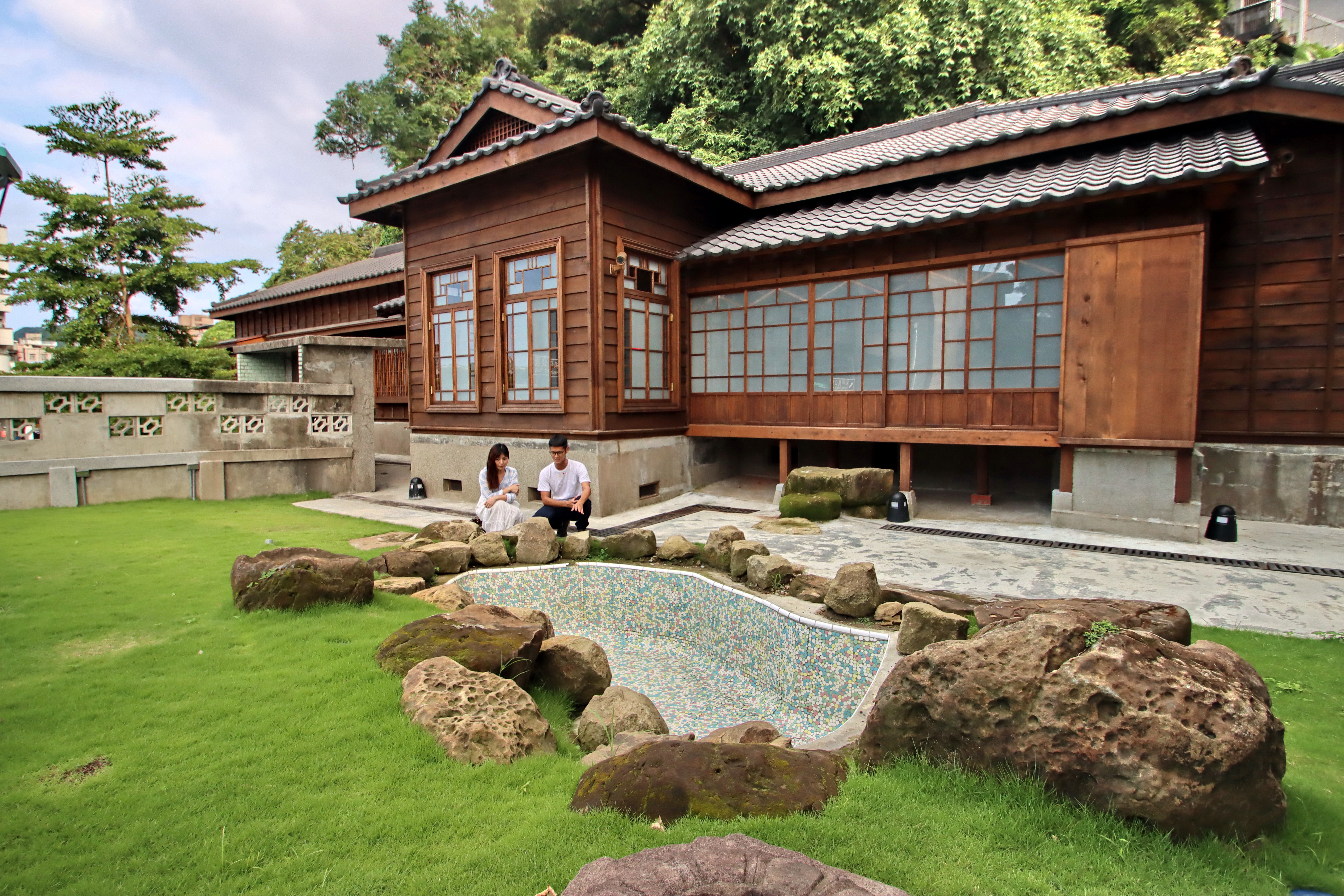「官邸作客」有一片綠草庭院和碎花磚魚池，展現昔日官邸的大器。