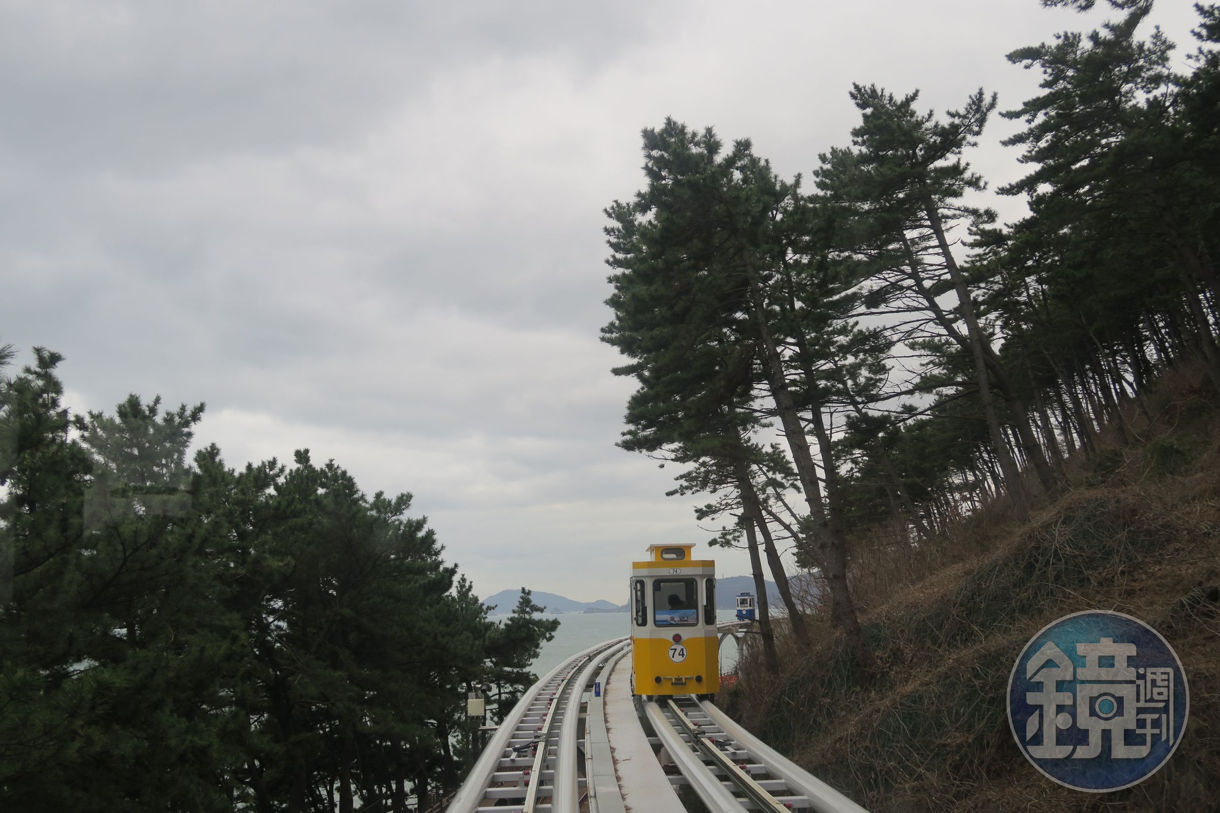 膠囊列車緩緩進入海岸線,有時綠意環繞,相當愜意。