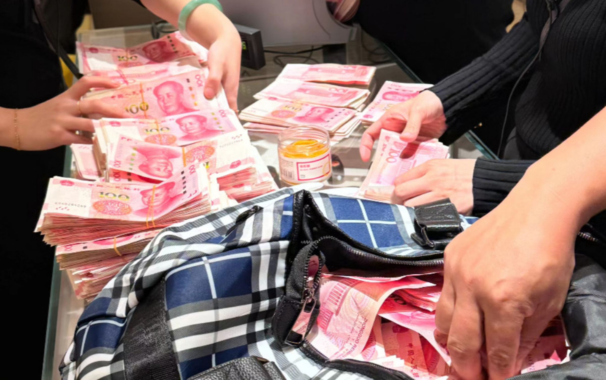 一名女富豪因被LV櫃姐白眼，特地領60萬人民幣現金上門報復。（翻攝微博）