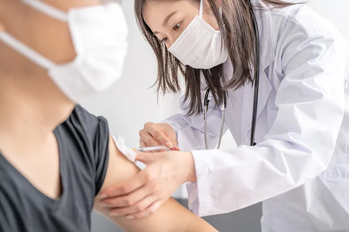 流感疫苗接種後約需2週時間才能形成足夠保護力，民眾若要出國旅遊應提早規劃接種。（示意圖，photoAC）