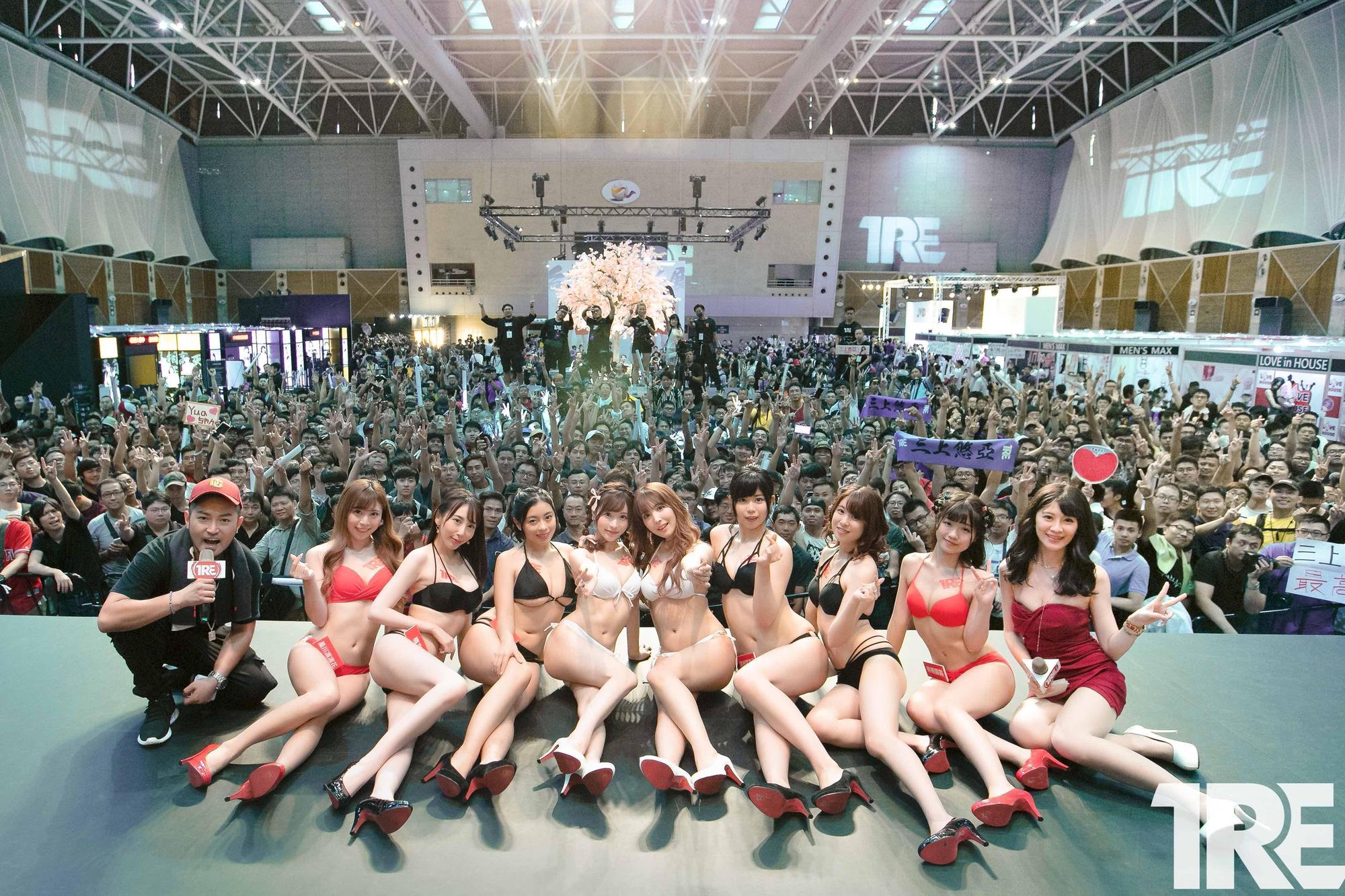 TRE國際成人展在亞洲有一定名氣，不只老司機，連日本女優也視參加此活動是人氣象徵，三上悠亞（中）就曾參加三次。（TRE提供）
