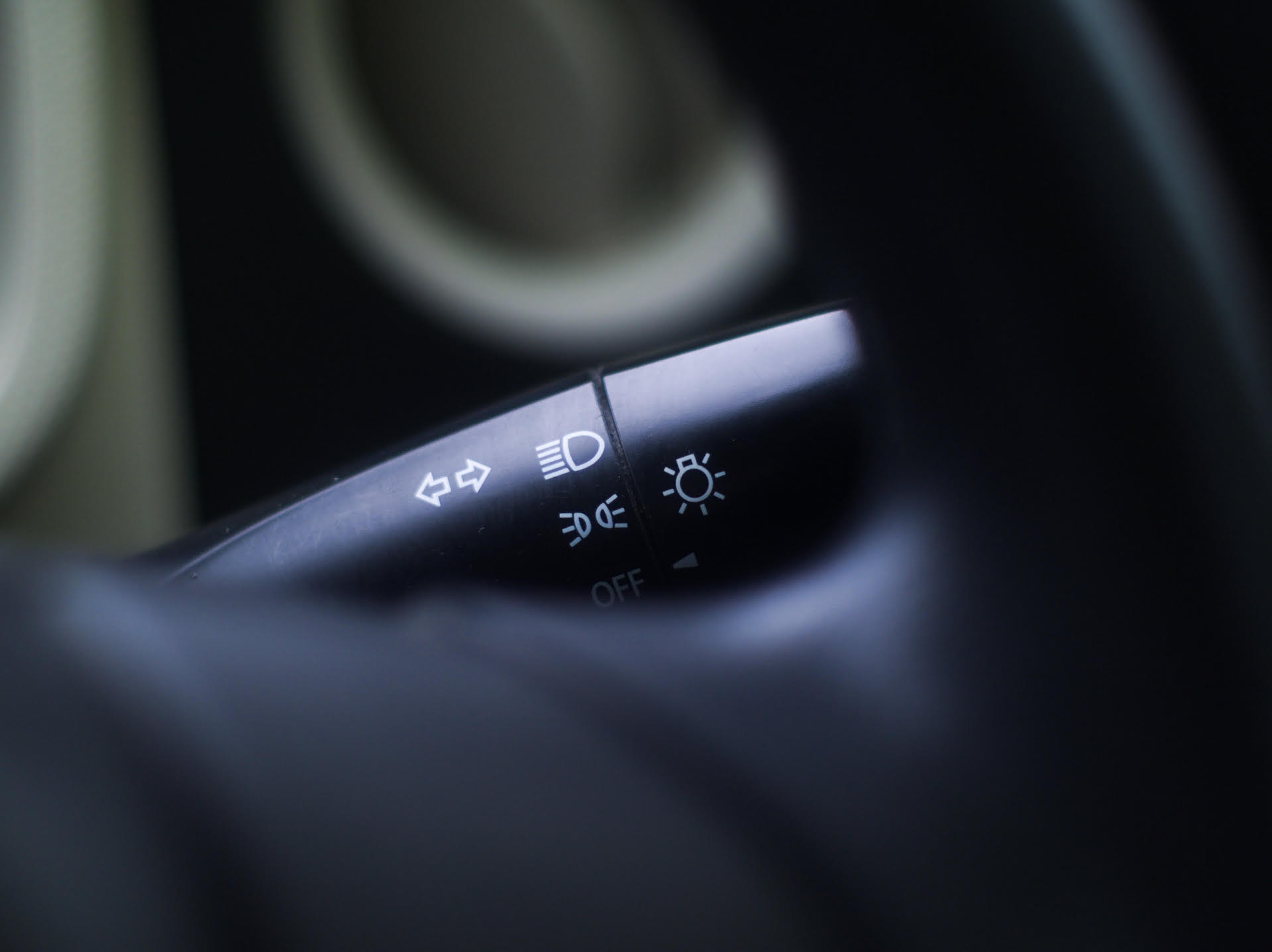 一名網友透露，左轉時因方向燈未全程開啟，遭後方車檢舉而慘收罰單。（示意圖，photoAC）