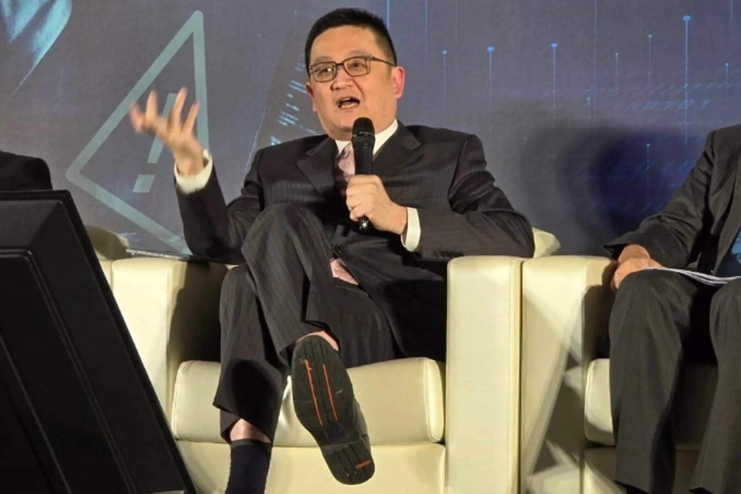 開南高中籃球隊領隊邵之雋(圖)遭多名球員和家長指控霸凌、階級歧視,北市教育局正在調查中。(翻攝邵之雋臉書)