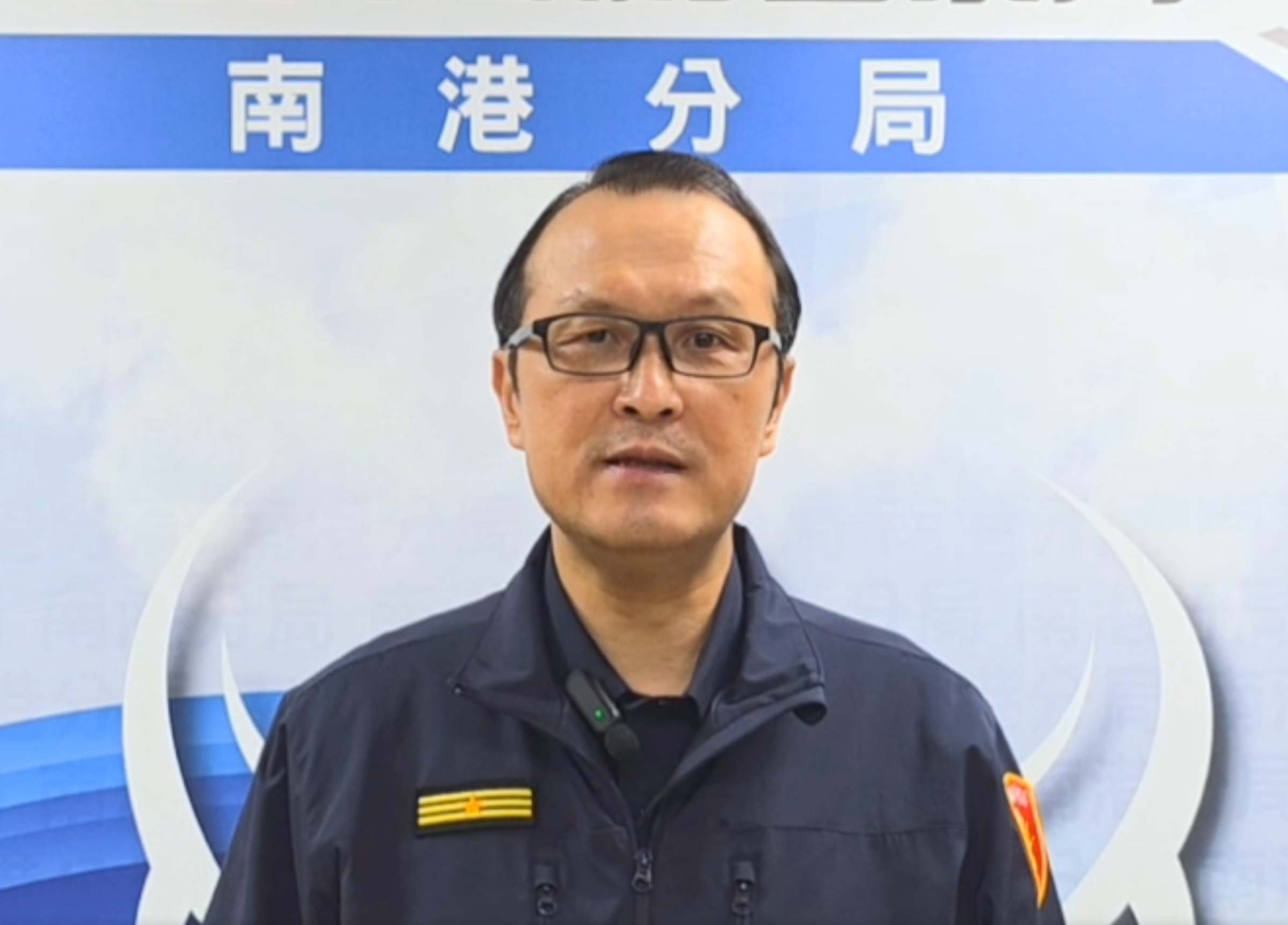 南港警分局長洪漢周出面說明,兩名官警涉案的懲處結果。翻攝畫面