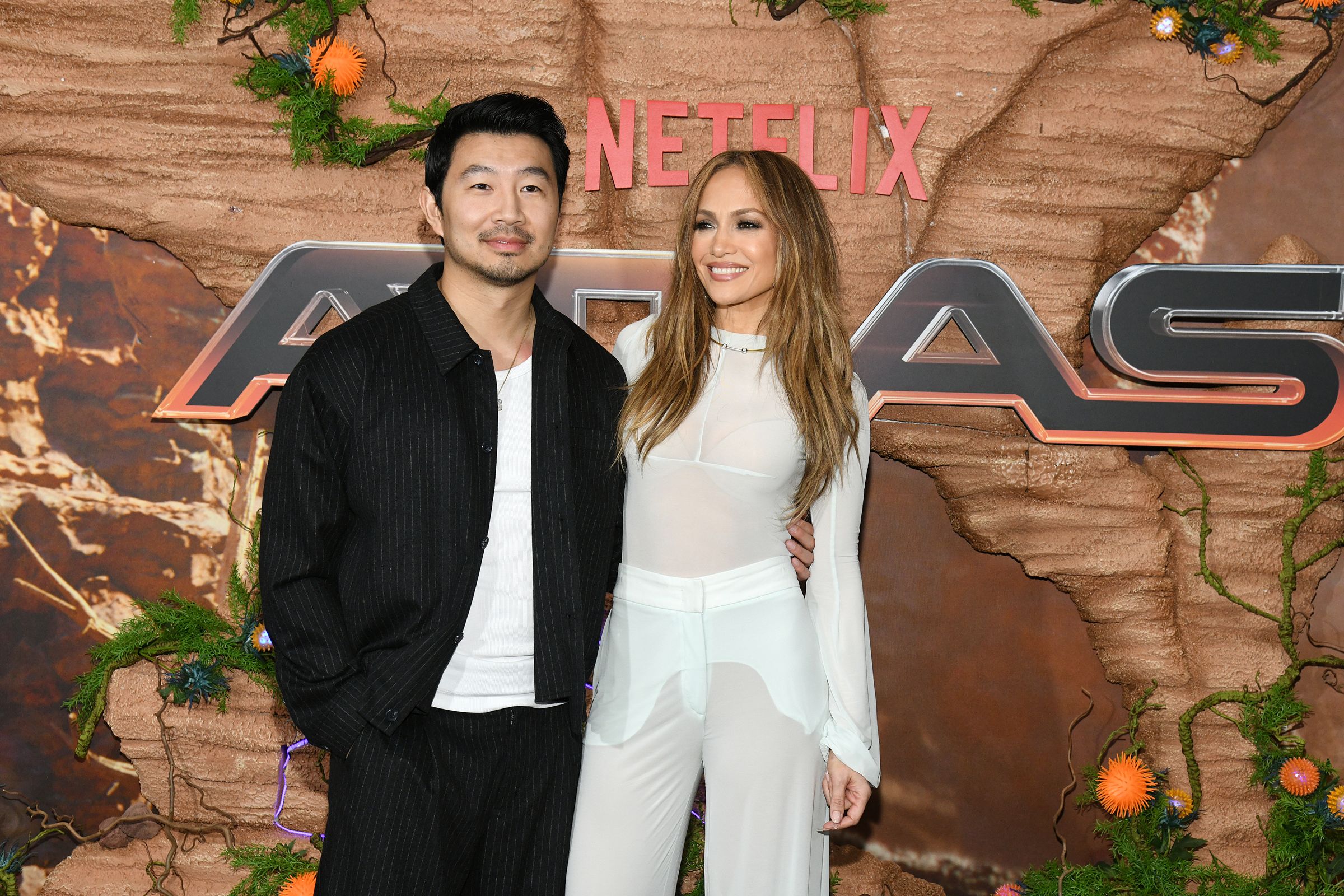 珍妮佛羅培茲(右)出席Netflix新片《異星戰境》宣傳活動,難得身邊不是班艾佛列克,而是一起合作的男星劉思慕(右)。(Netflix提供)