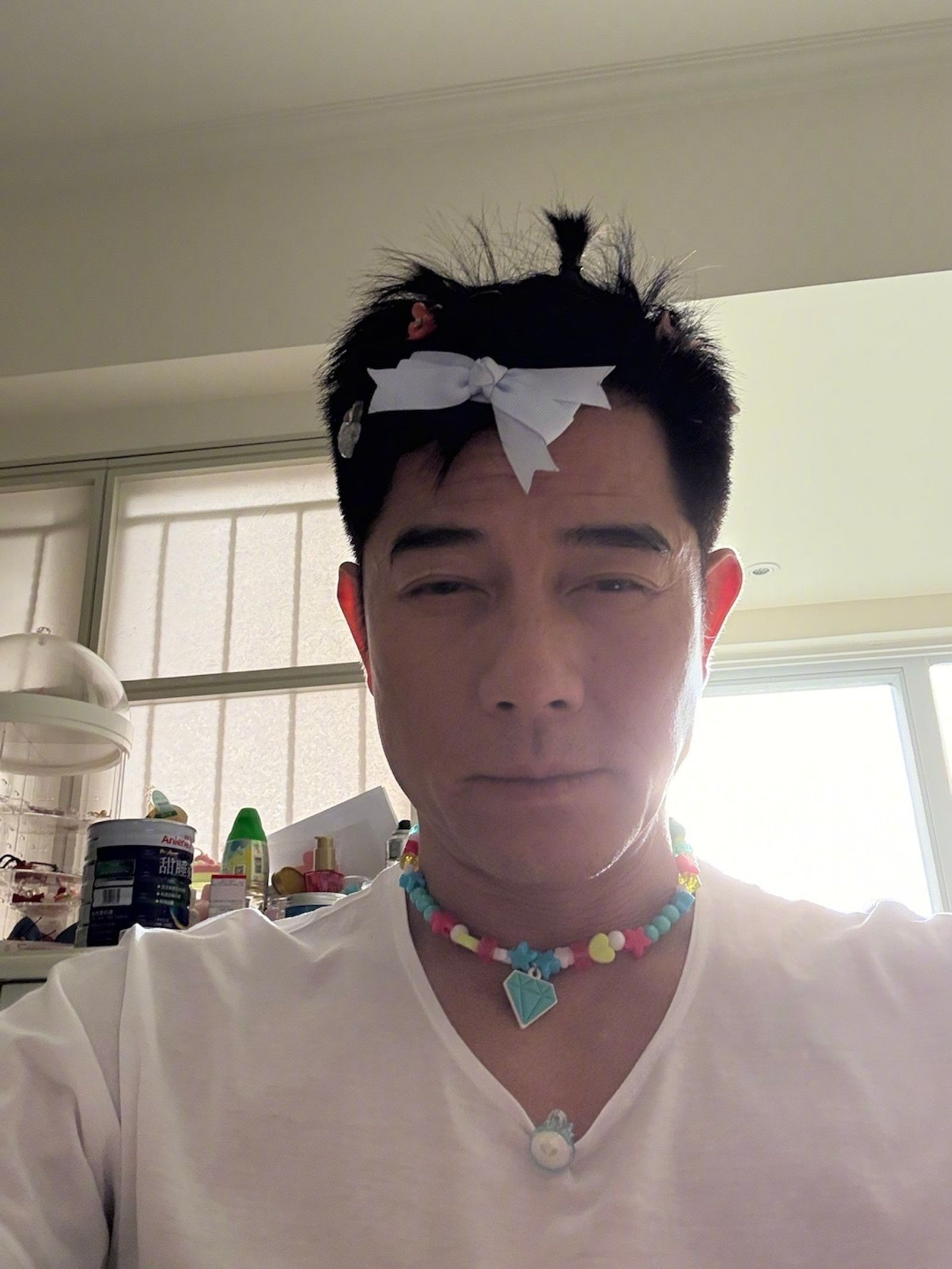 舞台上的巨星在女兒面前也是被惡搞的份，郭富城在微博分享被小女兒打扮的照片，寵溺表示「完美」。(郭富城微博)