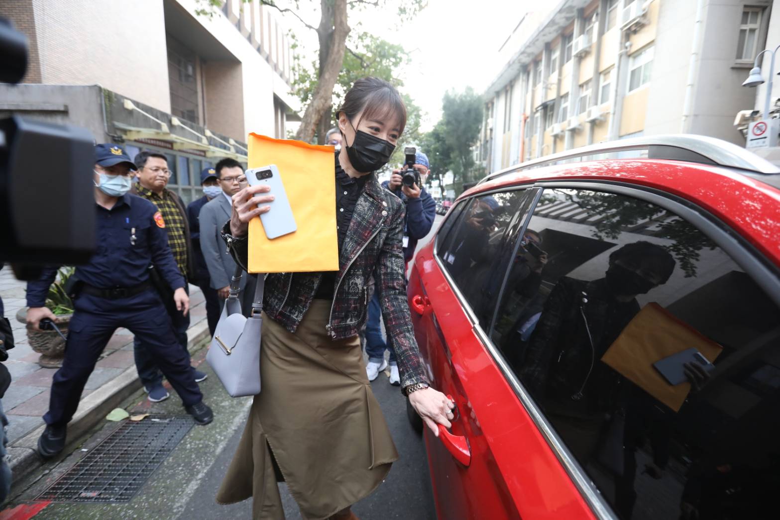 新竹市長高虹安遭控貪汙立委助理費案,台北地院傳喚共犯王郁文出庭,檢察官意外爆出高虹安曾承認有道德瑕疵。