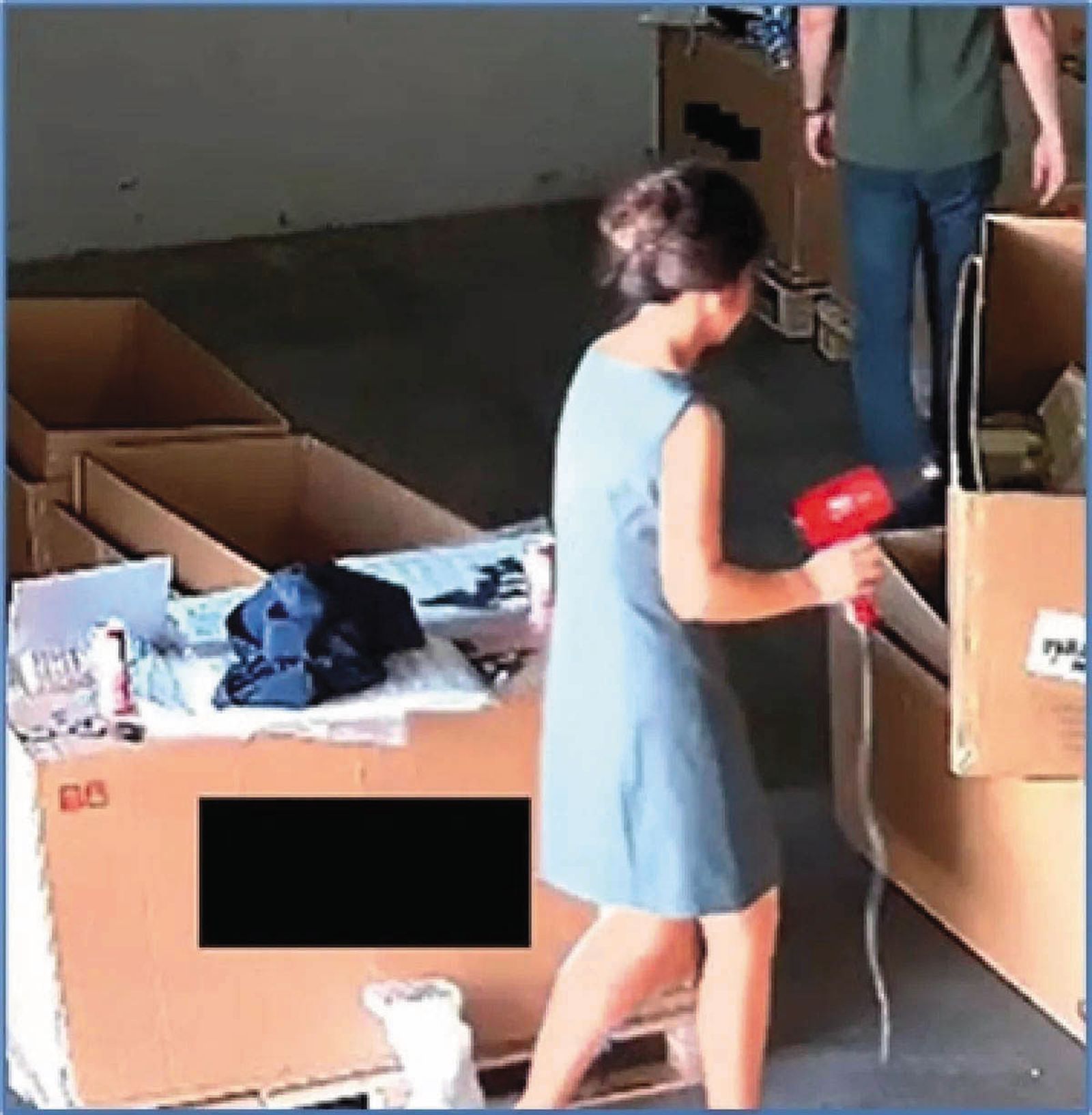 美國追查美超微將搭載輝達高階晶片伺服器，以吹風機除去標籤後走私至中國，3月起訴3被告。（翻攝美國司法部官網）