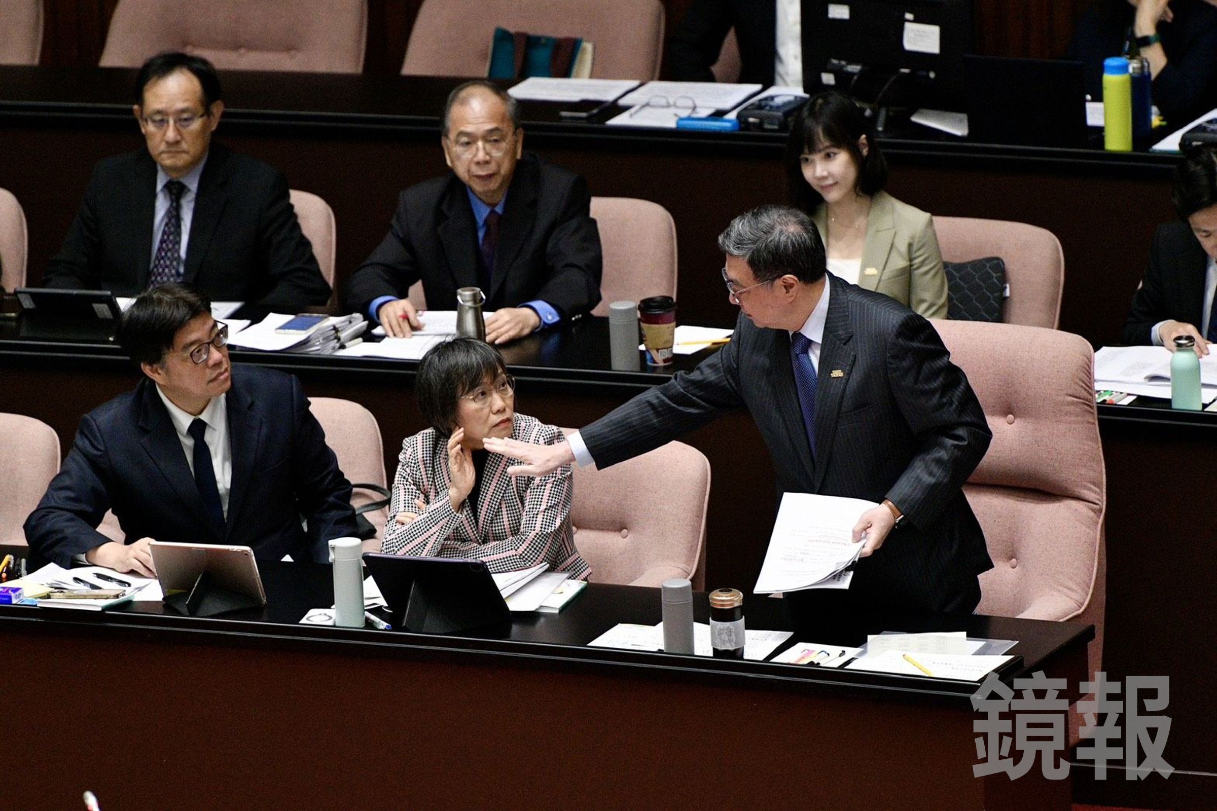 卓榮泰示意劉世芳與邱垂正免上台備詢。（鏡報李智為）