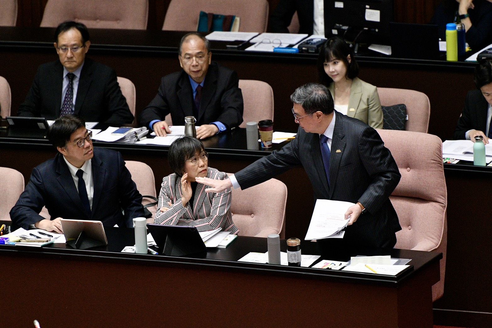 卓榮泰示意劉世芳與邱垂正免上台備詢。（鏡報李智為）