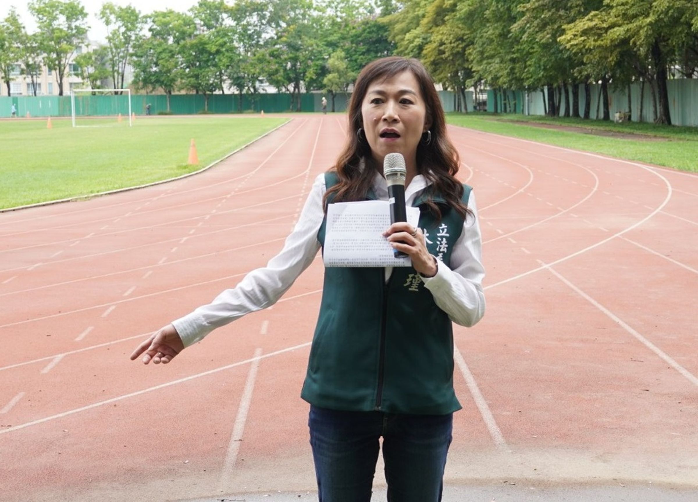 立委林宜瑾涉詐領助理費,黃姓服務處主任晚間裁定羈押禁見。(翻攝自林宜瑾臉書)