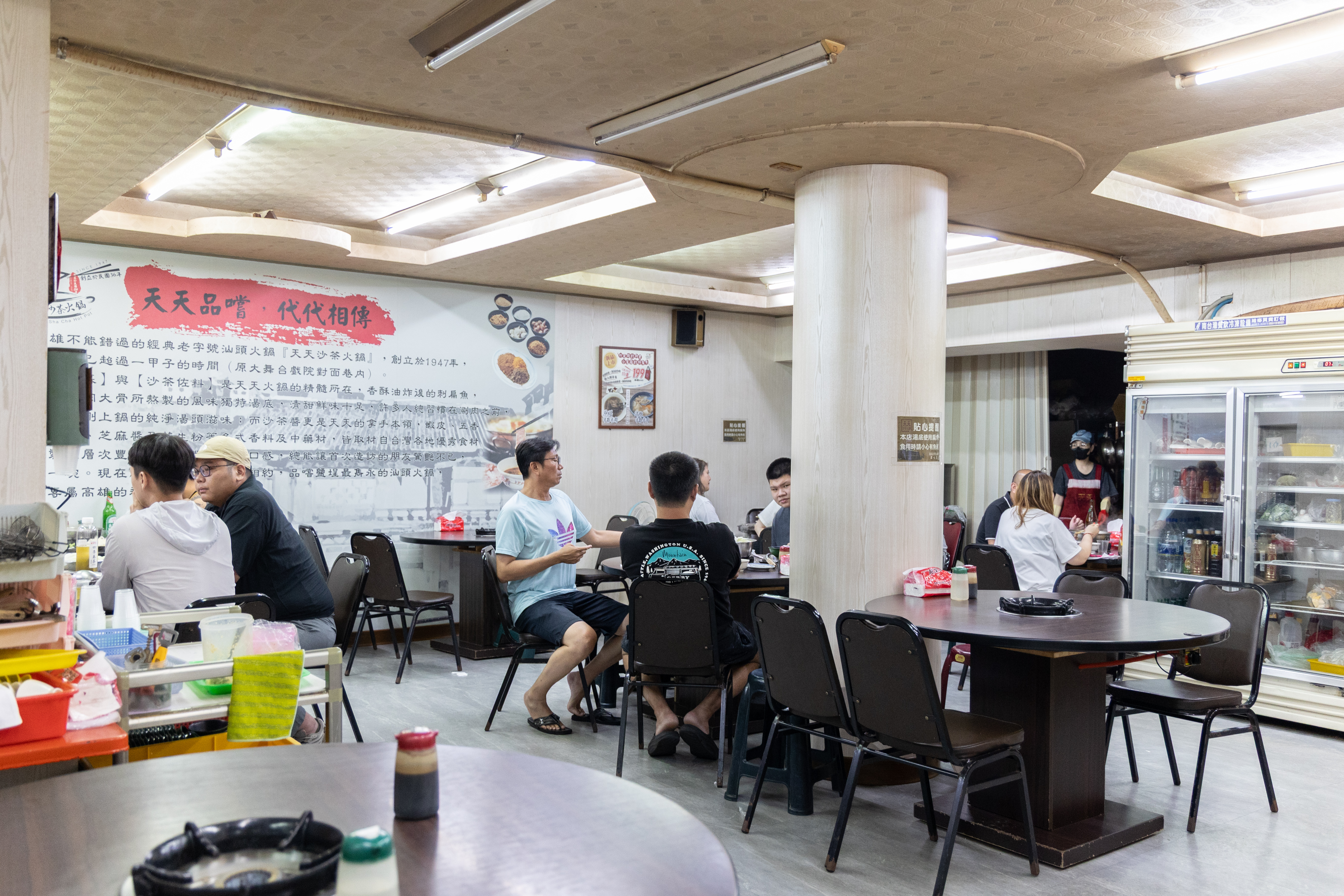 天天的用餐環境明亮清潔,桌距也十分寬敞。