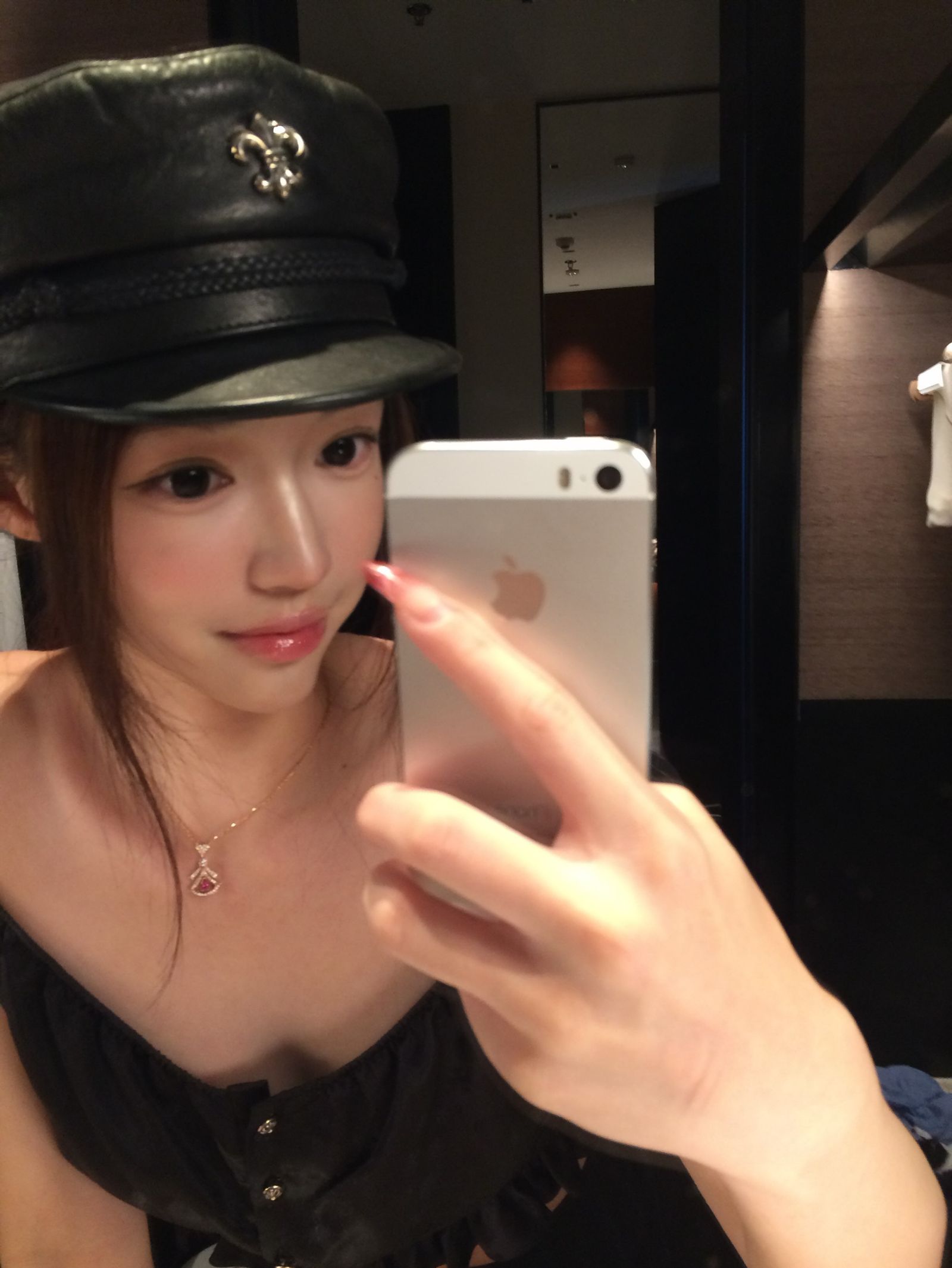 Michelle拿著手機自拍，網友猜測手機型號是iPhone 5S或第一代iPhone SE。（翻攝Michelle IG）
