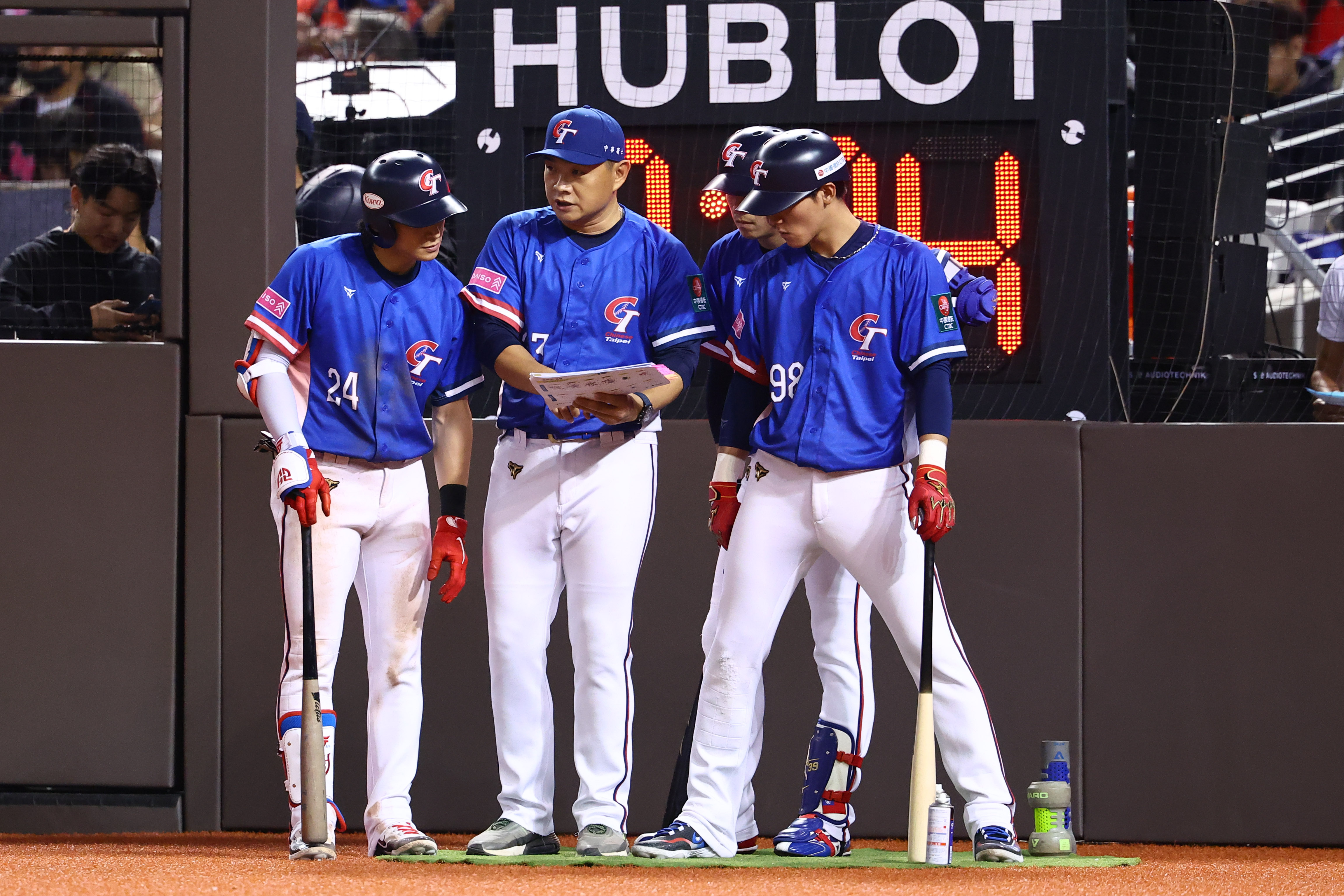 彭政閔、林立等人討論情蒐資料畫面，超像在訂飲料。（棒協提供）