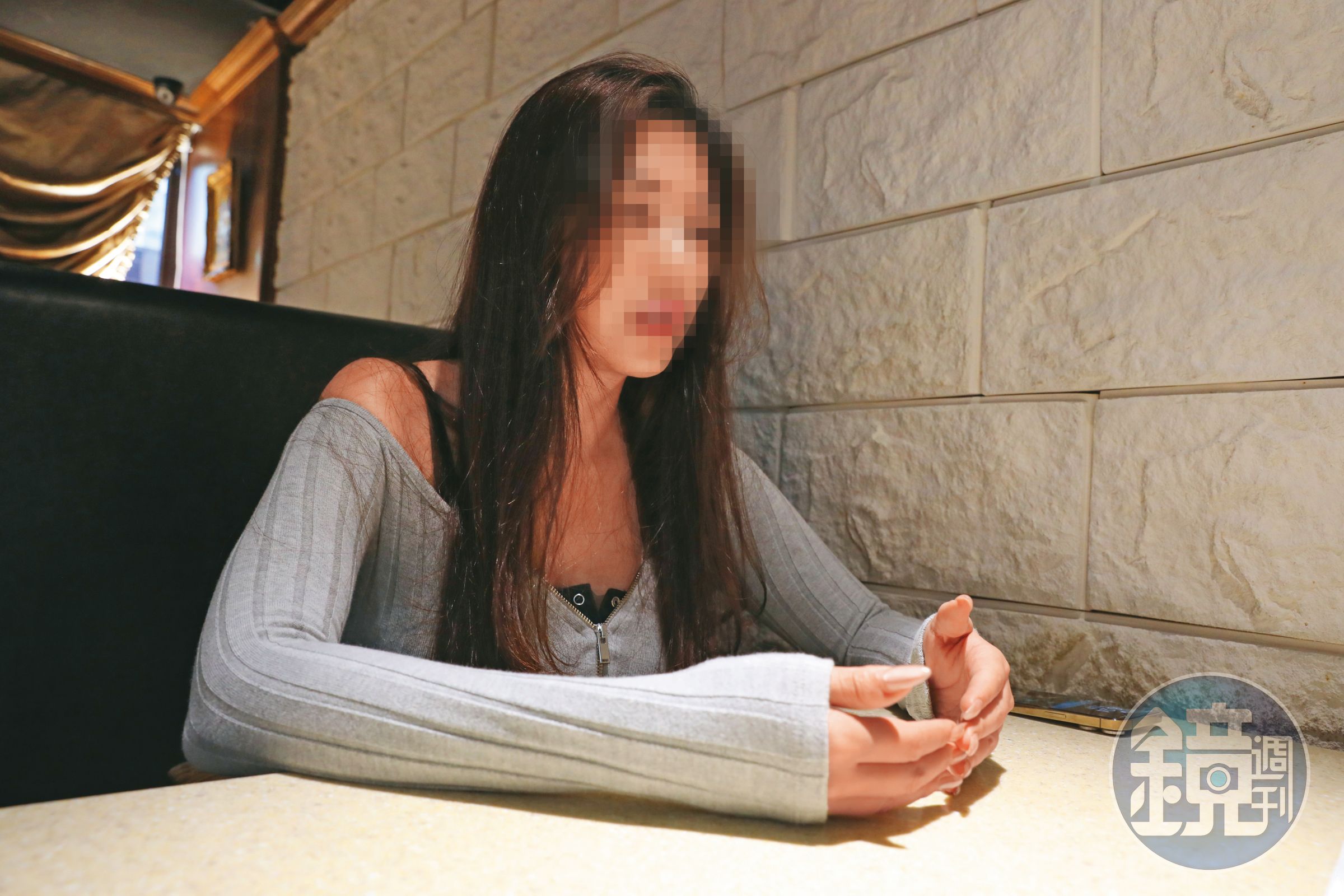 R小姐接受本刊專訪，揭露長期遭對方以百萬違約金、黑道背景藉勢性侵。