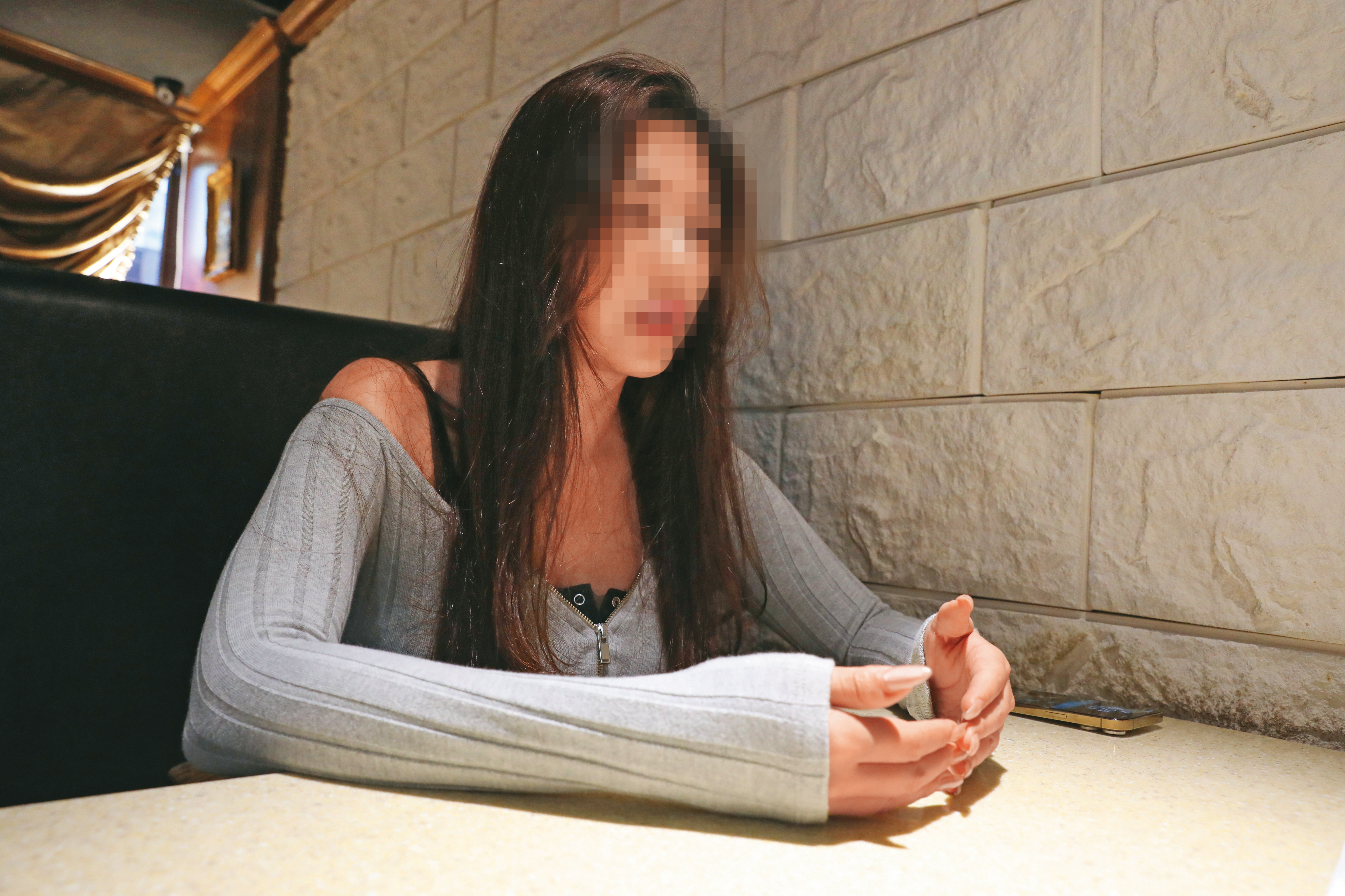 R小姐接受本刊專訪，揭露長期遭對方以百萬違約金、黑道背景藉勢性侵。