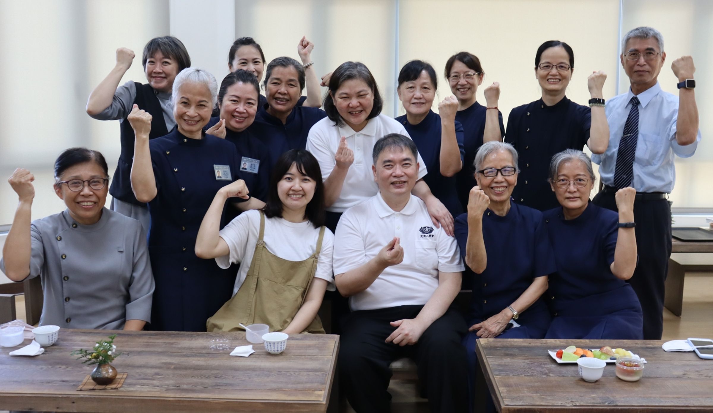 蔡超勇(前右三)得以親自感謝恩人廖柔婷(前左二),他說:「這一份髓緣之情的相遇,讓他擁有了第2次生命,非常感動與感恩」。(慈濟基金會提供)