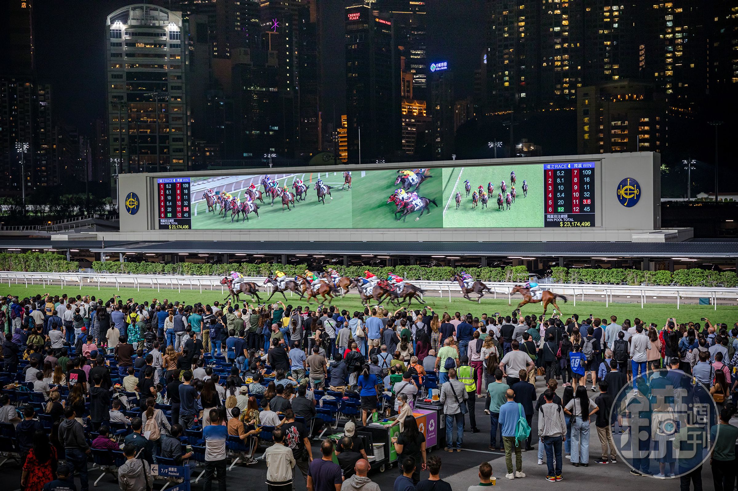 參加夜間賽馬就像參加一場嘉年華活動,是專屬於香港的夜間消遣。