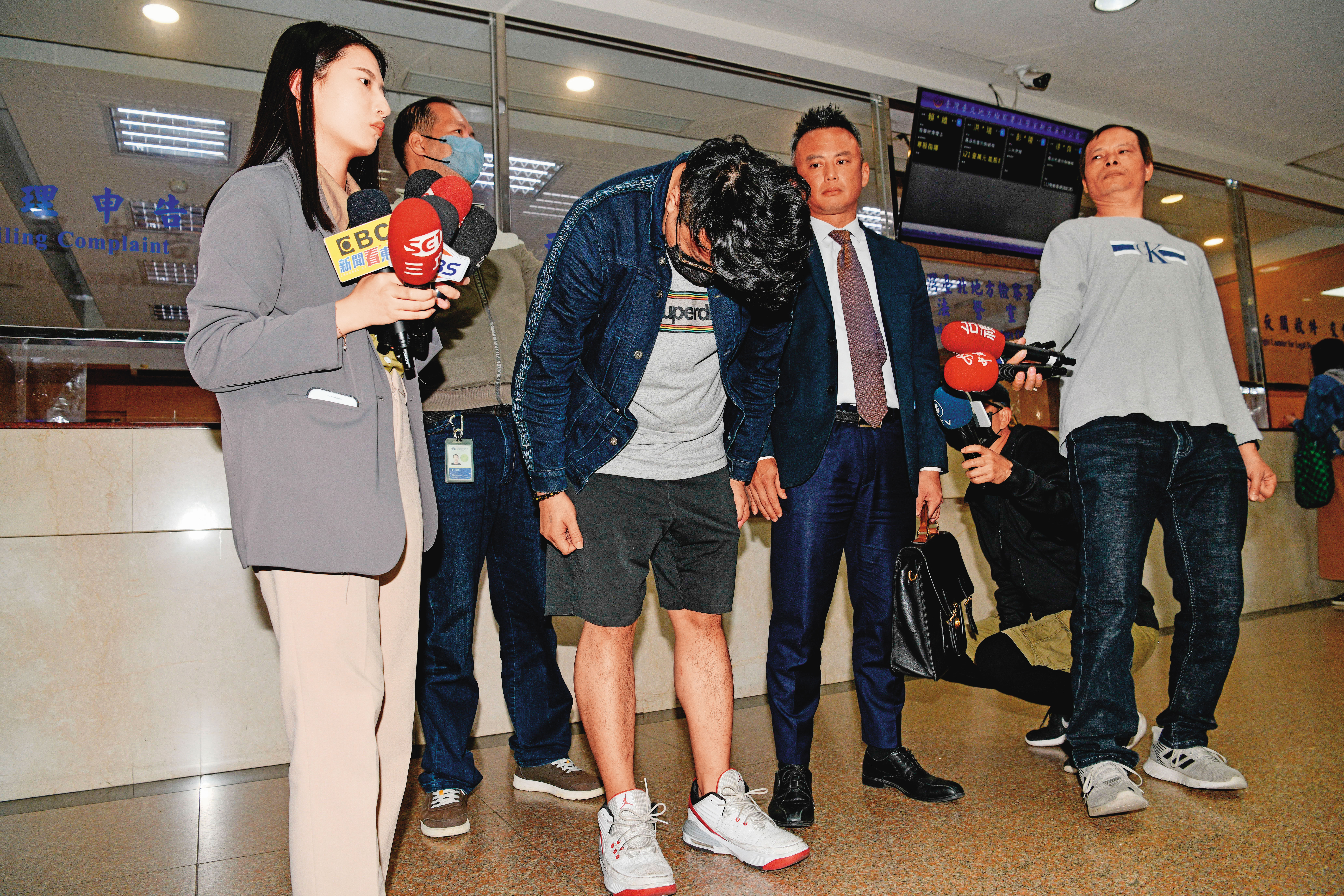 寶林集團負責人黎仿軒（右3）接受北檢偵訊後，特別向大眾鞠躬道歉。