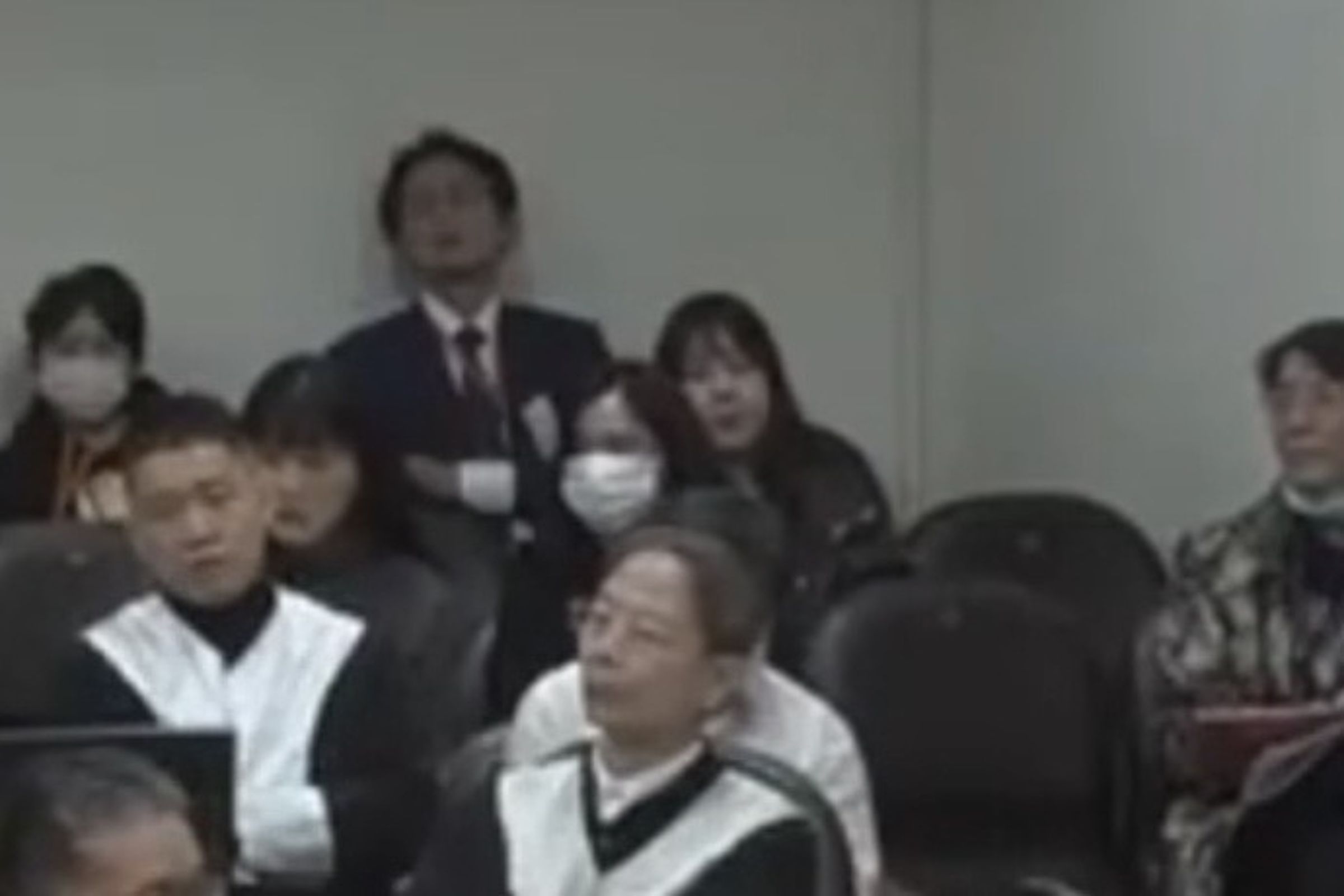 柯文哲案法庭直播近日公開，有民眾發現民眾黨主席黃國昌在旁聽時疑似打瞌睡。（翻攝畫面）