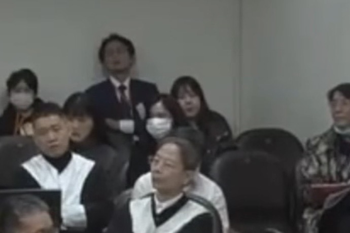 柯文哲案法庭直播近日公開,有民眾發現民眾黨主席黃國昌在旁聽時疑似打瞌睡。(翻攝畫面)