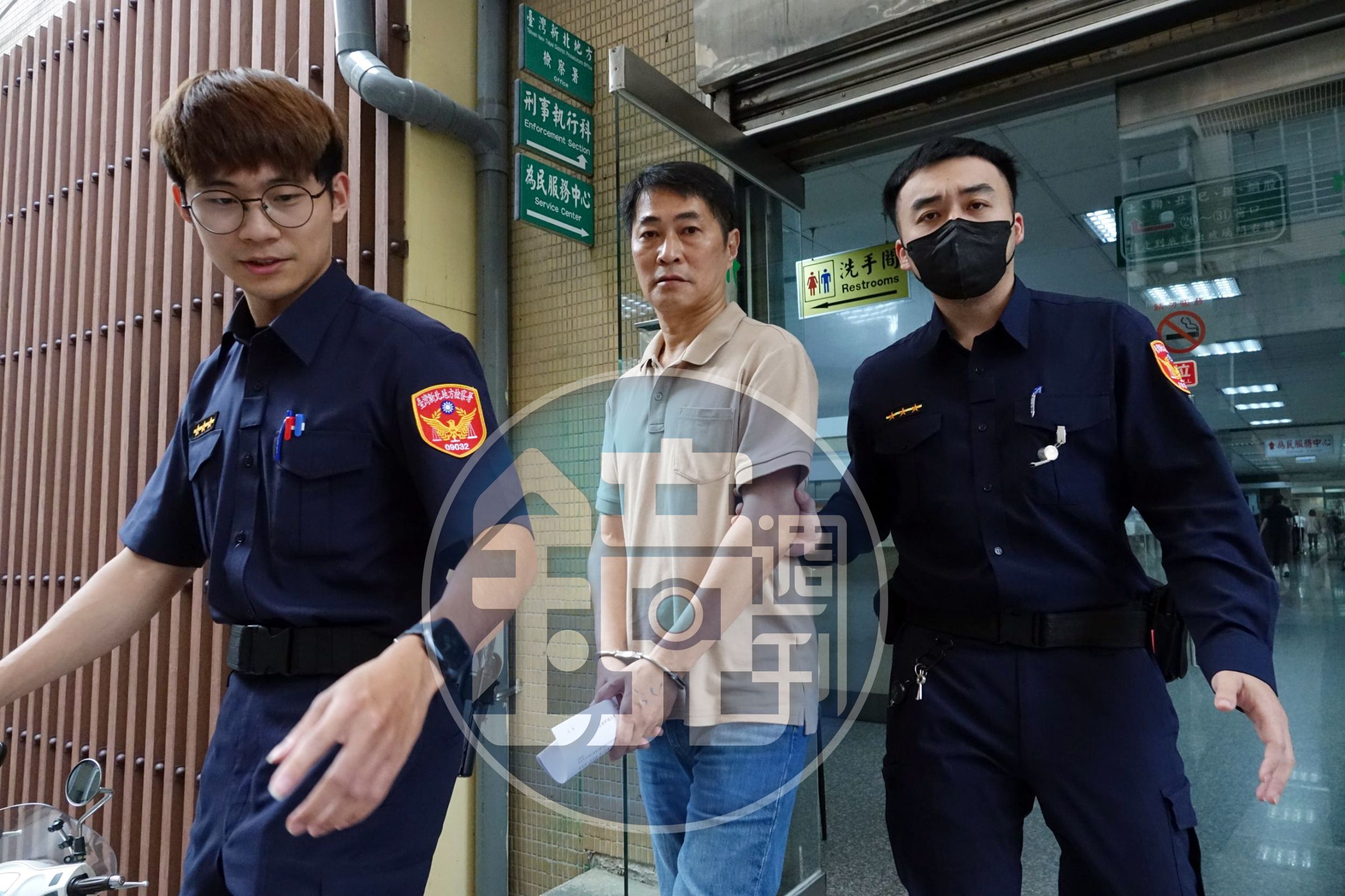 在泰源監獄假釋分數造假遭縱放的殺人犯吳哲銘(中),2日下午2:50在新北蘆洲遭逮捕。