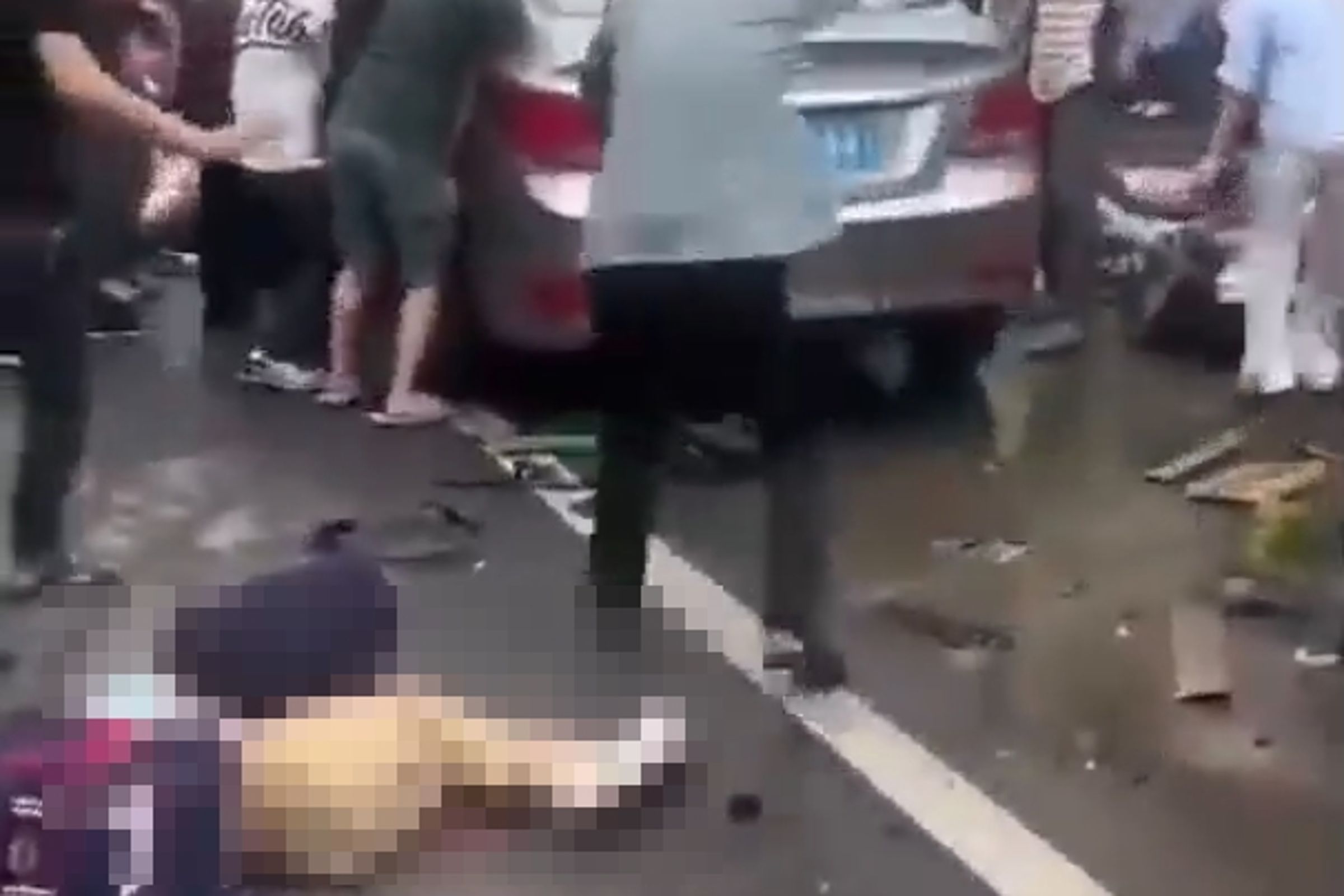 一輛銀色轎車突然衝撞校門口人群,當場撞倒多名正在接送或等候的家長與小學生。(翻攝畫面)