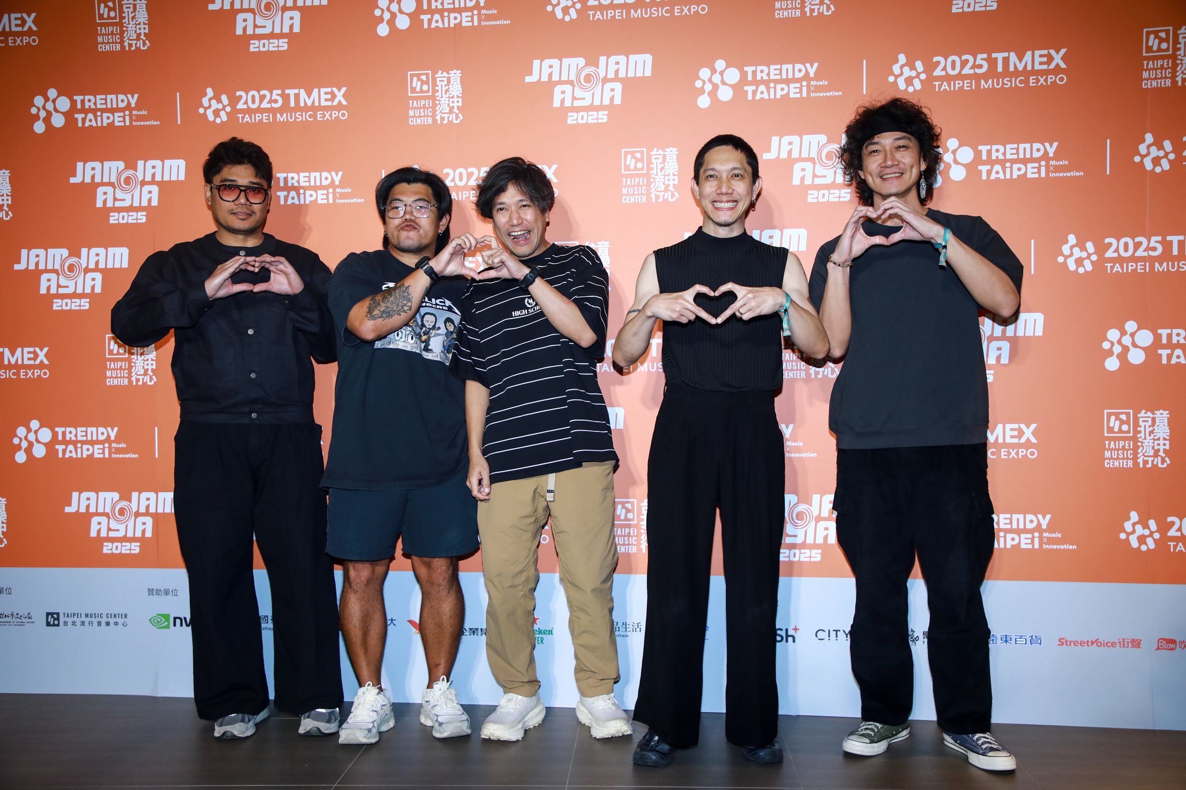Potato首度來台演出，主唱Pup（右二）很有魅力，與團員們一起出席媒體聯訪，還比出愛心手勢（讀者提供）