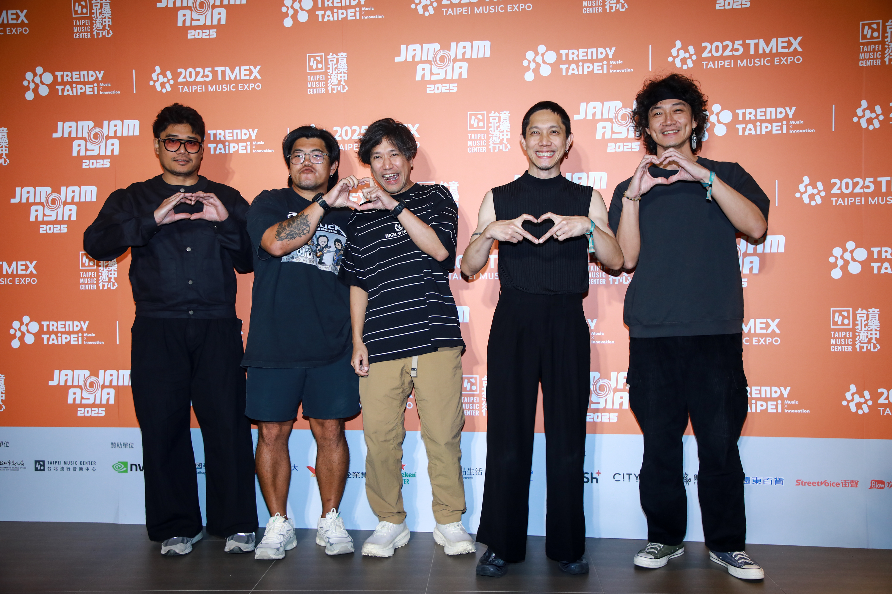 Potato首度來台演出，主唱Pup（右二）很有魅力，與團員們一起出席媒體聯訪，還比出愛心手勢（讀者提供）