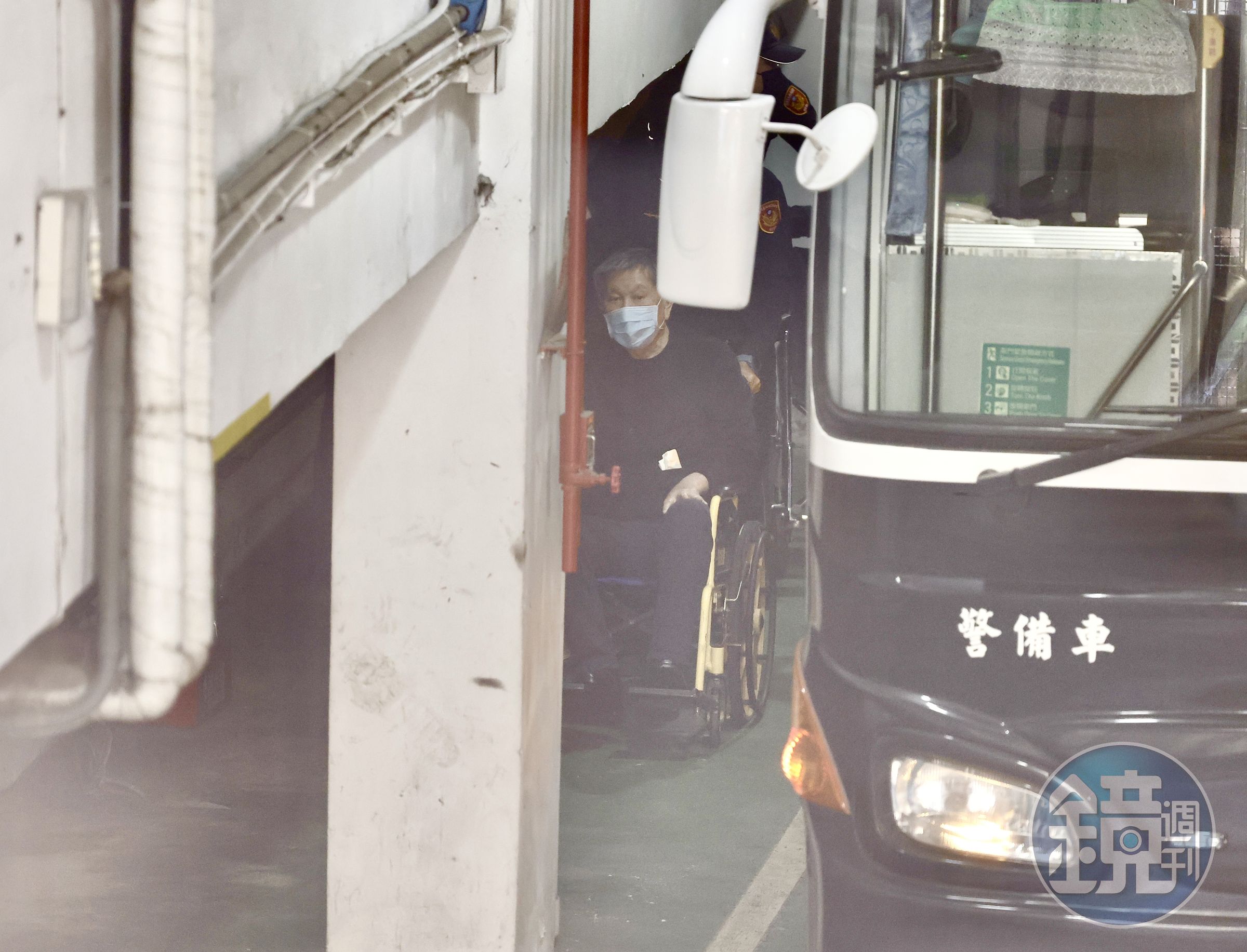 沈慶京昨出庭指控檢察官不給他就醫,要獄友代勞更換腎臟瘻管,害他傷口重複感染。