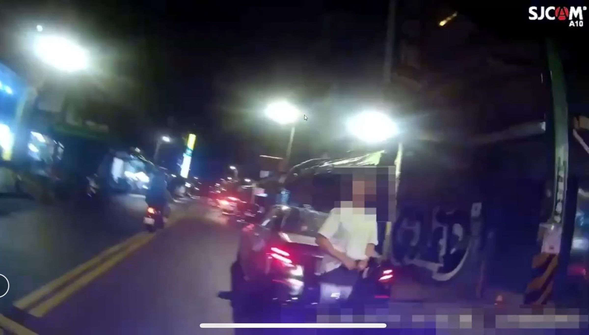 劉男懸掛假車牌遭警方攔查。(翻攝畫面)