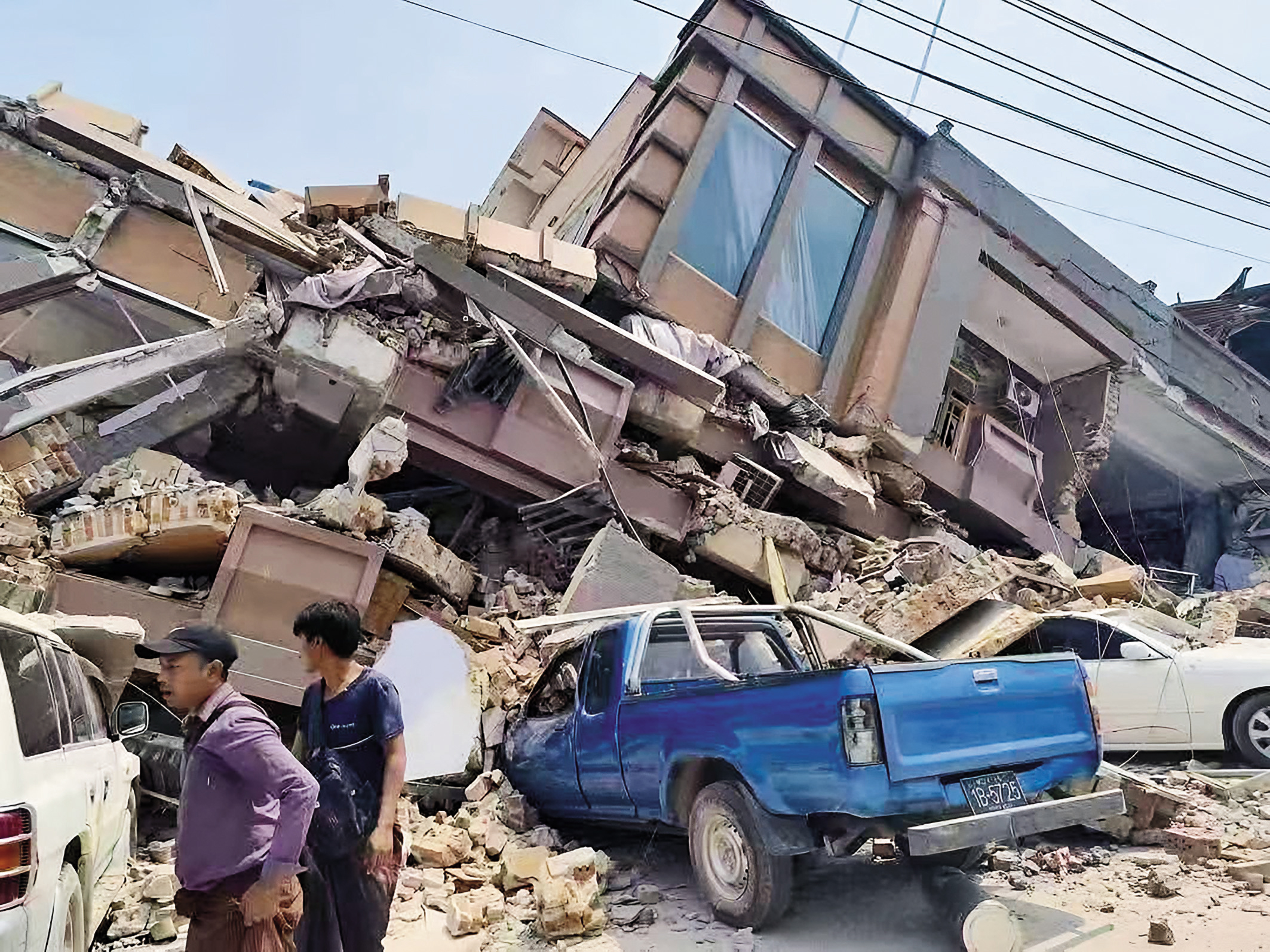 專家指出，撼動緬甸的強震猶如「劃過地球的巨大刀痕」。圖為緬甸曼德勒的一處災區，樓房與地面盡毀。（緬甸台商提供）