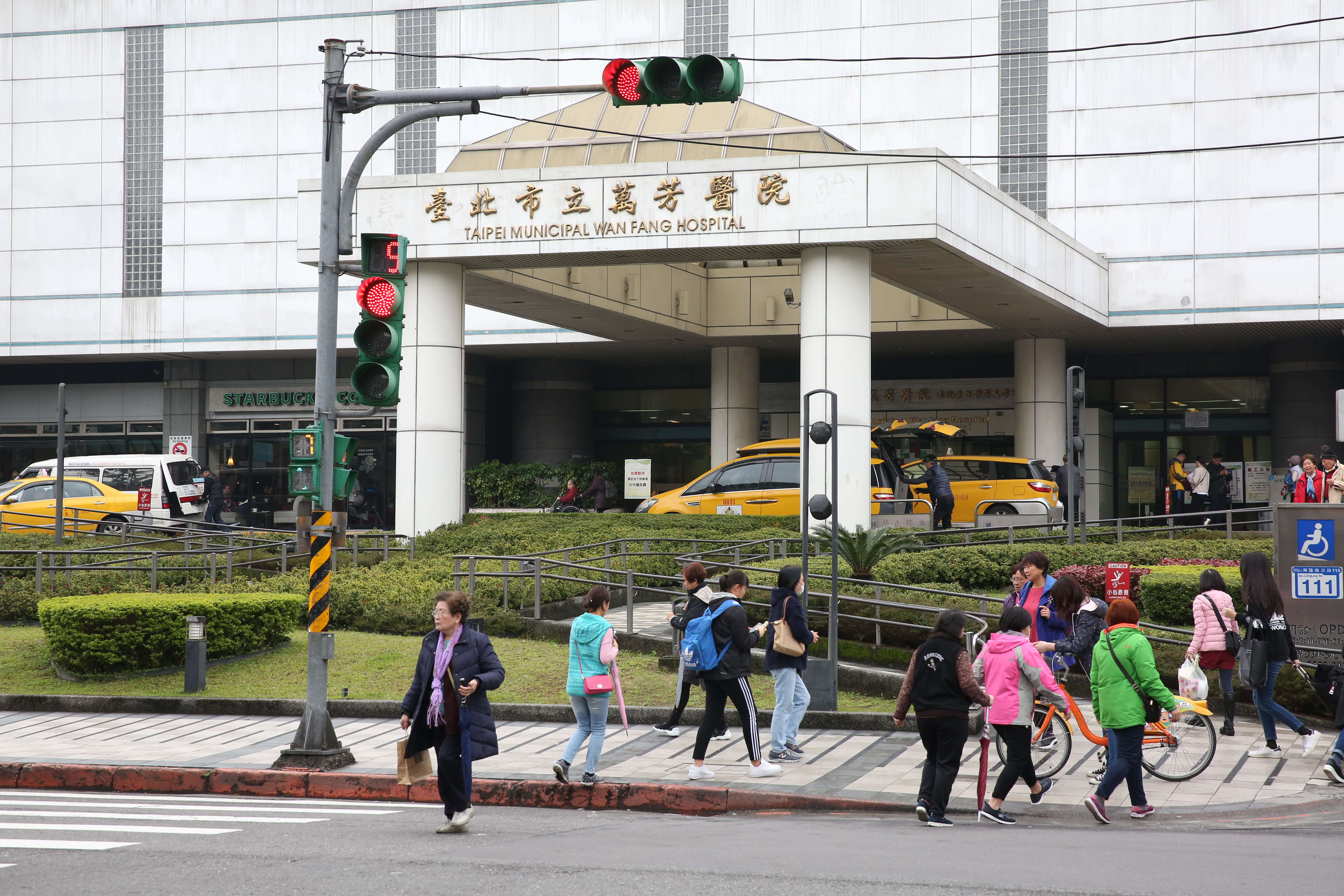 今上午發生一起工安事件，阮姓移工不慎失足墜落，經緊急送往萬芳醫院搶救，仍因傷重宣告不治。（本刊資料照）