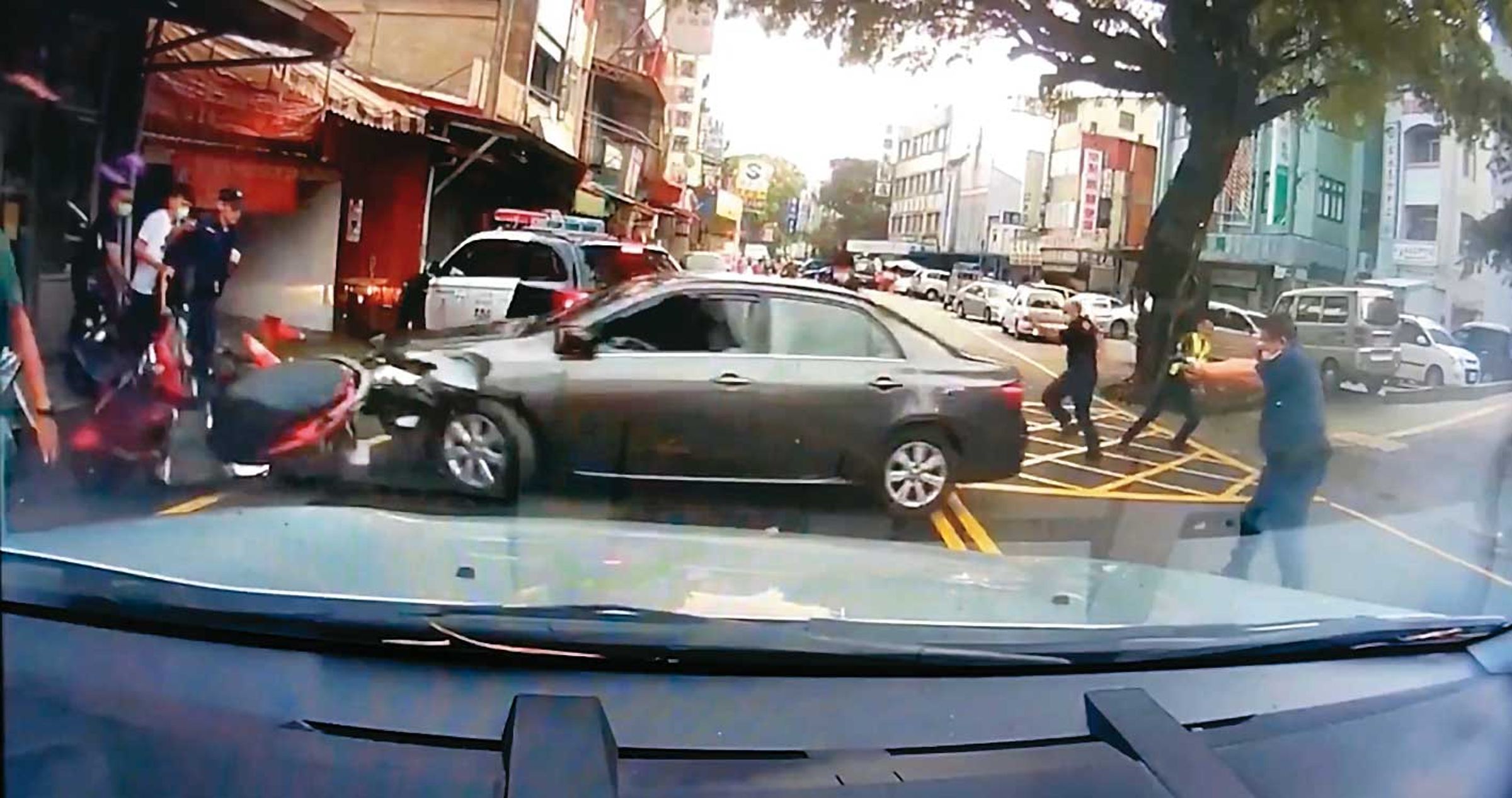 南投仁愛分局曾發生追捕山老鼠,黑色轎車在街頭拒檢橫衝直撞。(翻攝畫面)