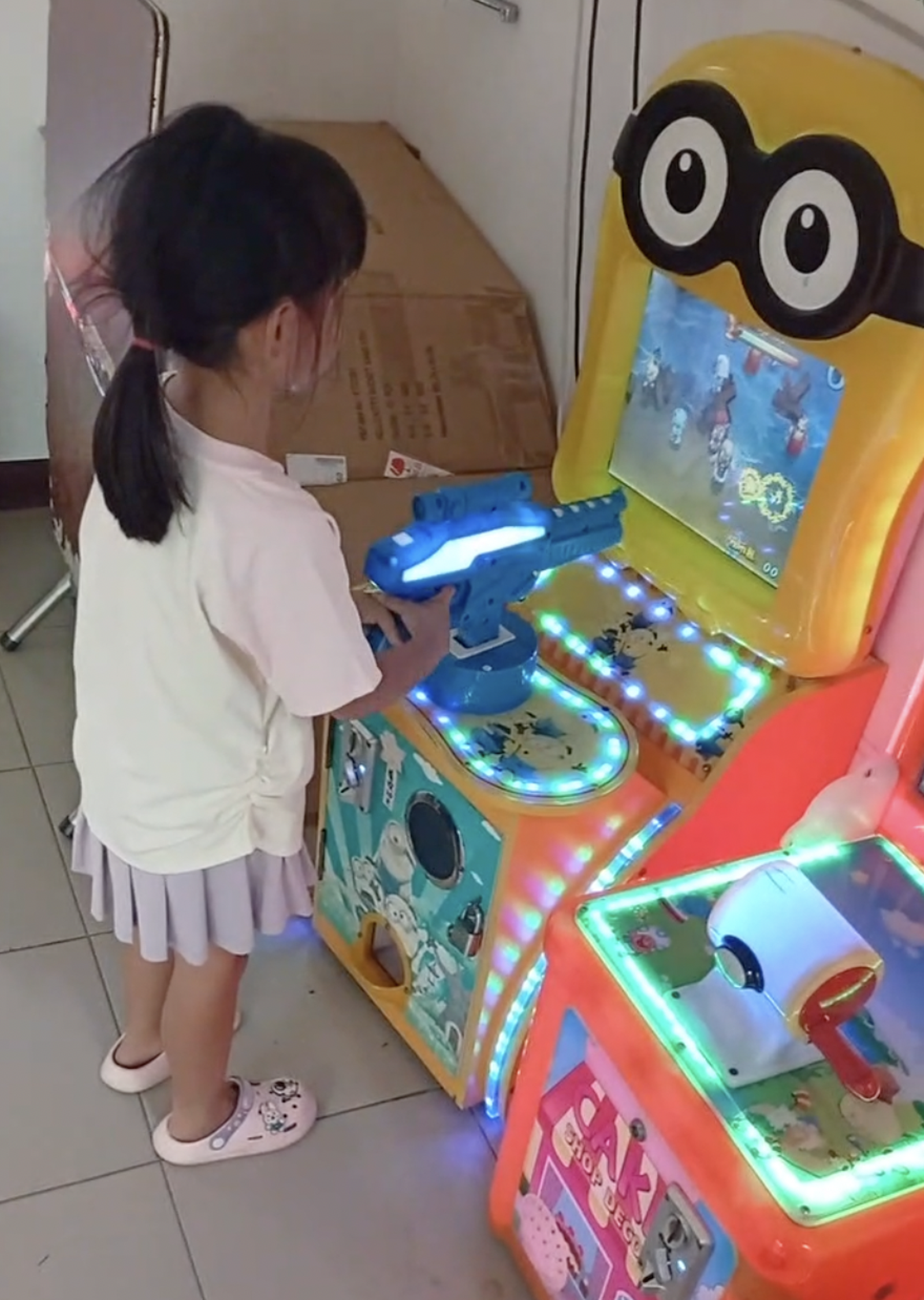 20日下午5點05分，女童在不知名遊樂場打電動。