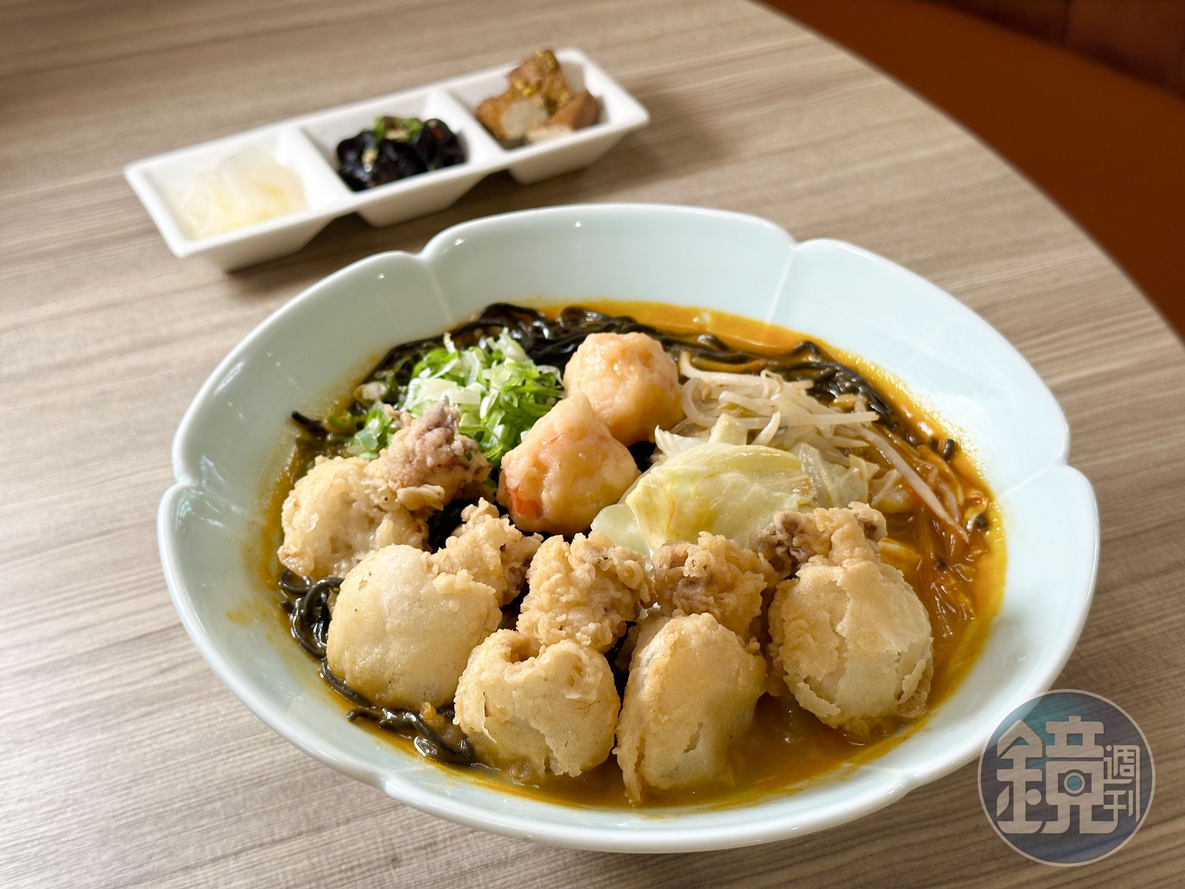 「花黑pun豪華海鮮拉麵」配料有酥脆彈口的炸小花枝,軟嫩的蝦滑,墨魚細麵滑Q不爛,湯頭蝦味濃厚。(368元/碗)