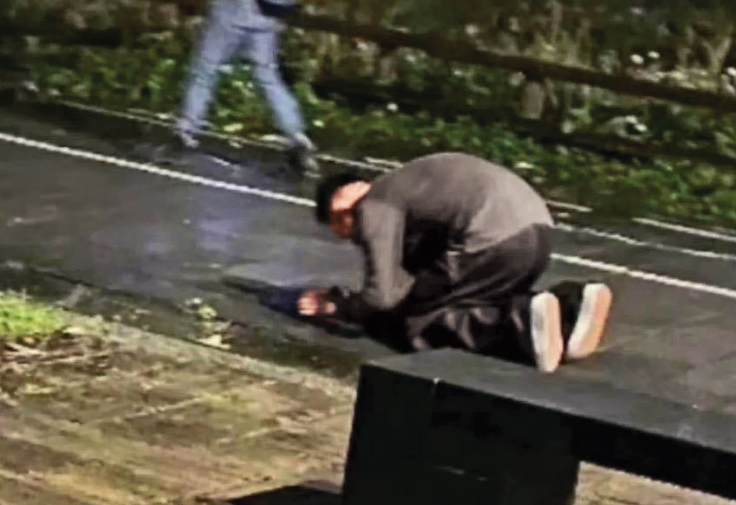 汪小菲雨中跪地照在網路瘋傳，小編合理懷疑是初九拜天公。（翻攝自網路）
