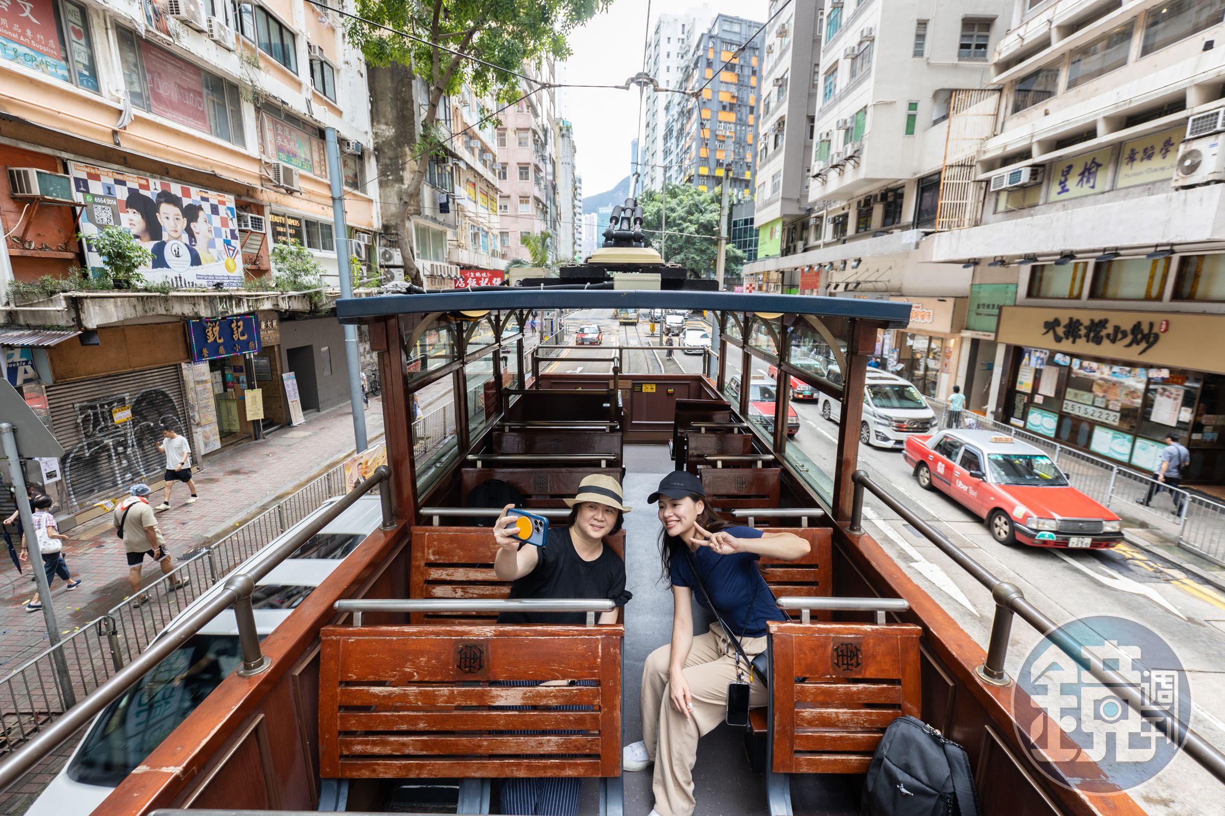 坐在復古敞篷電車的2樓招搖過市,像是穿越時光回到120年前。