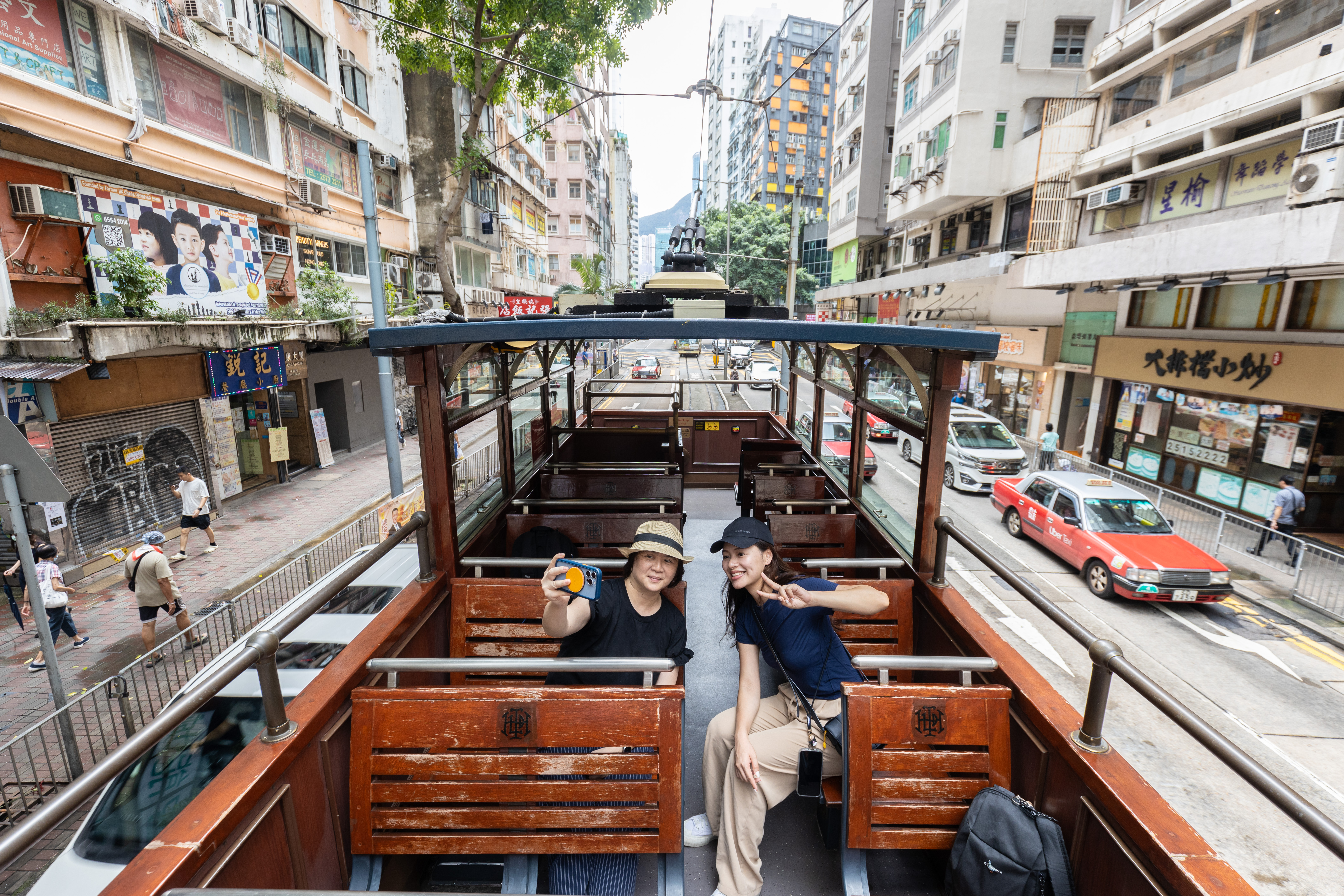 坐在復古敞篷電車的2樓招搖過市，像是穿越時光回到120年前。