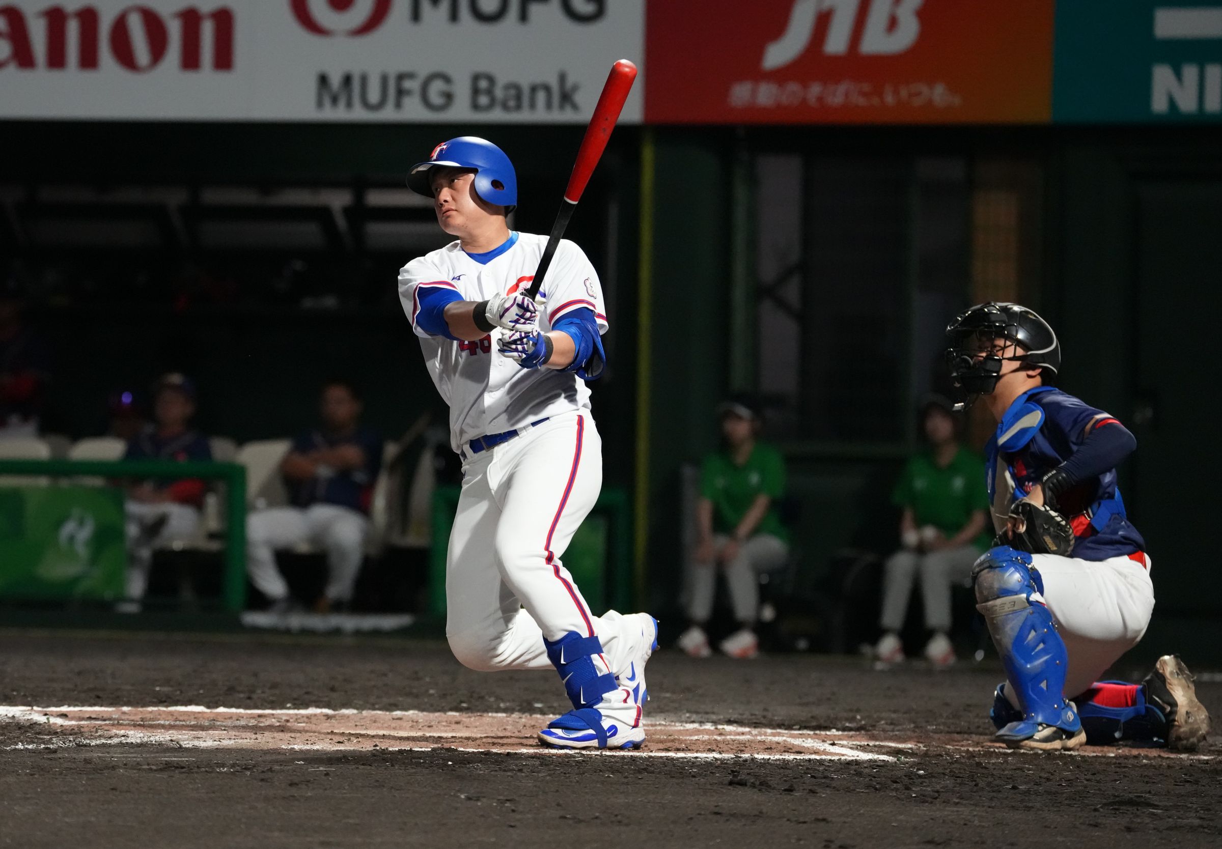 劉基鴻6局下敲出3分砲,擴大領先幅度,最終台灣以11:0擊敗香港,晉級超級循環賽。(中華奧會提供)